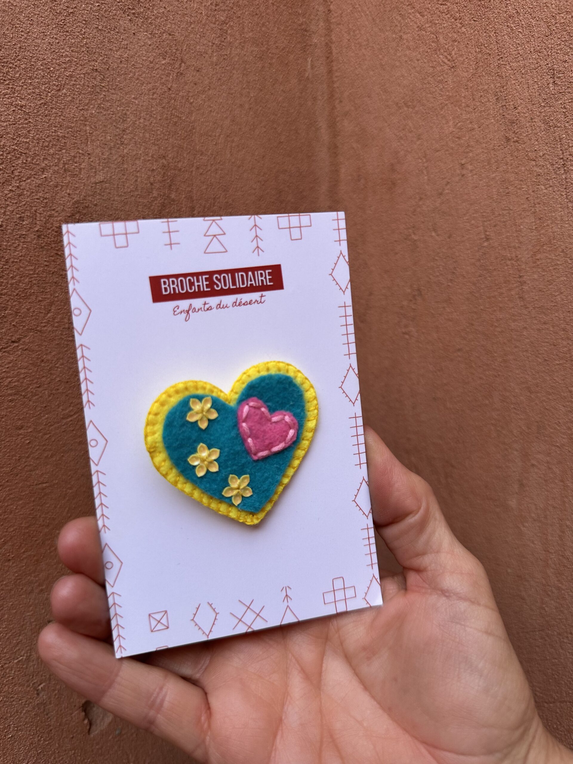 Broche en forme de coeur colorée.