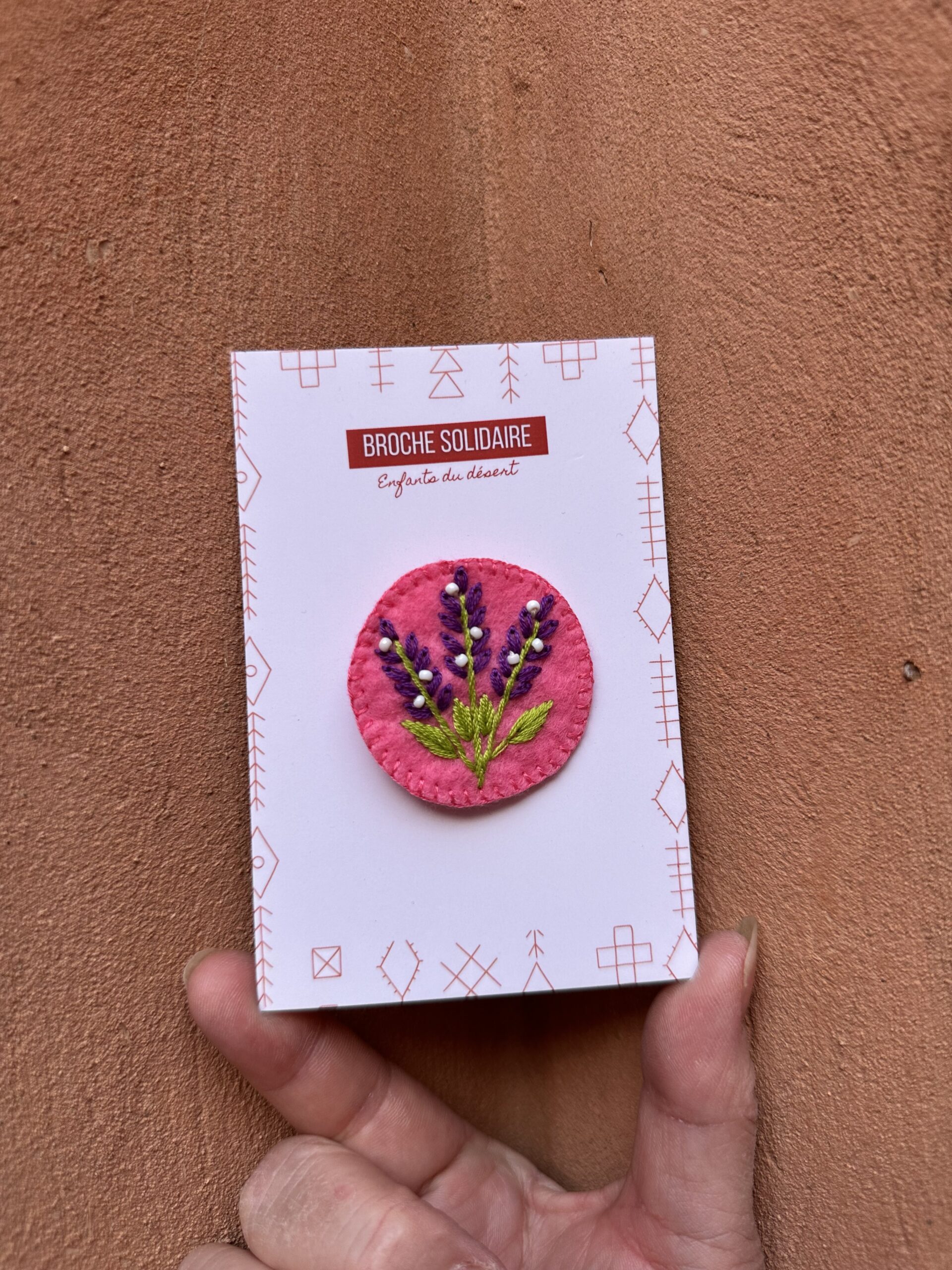Broche en feutrine brodée.
