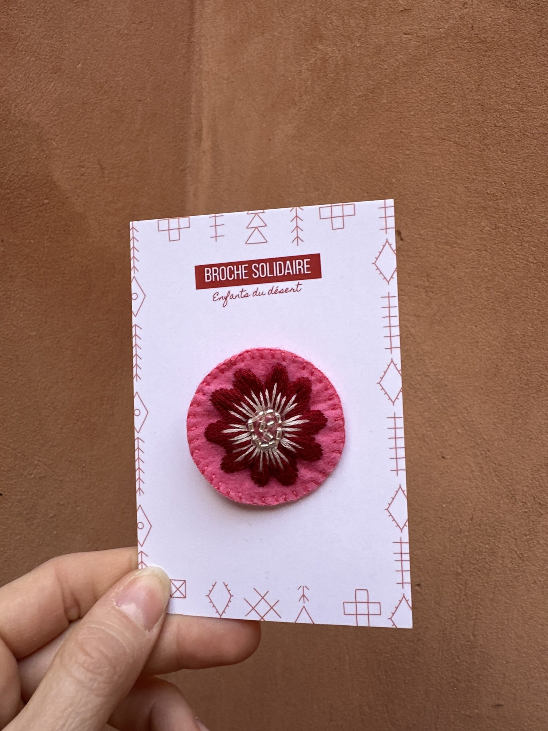 Broche en feutrine fleurie, rose et rouge.