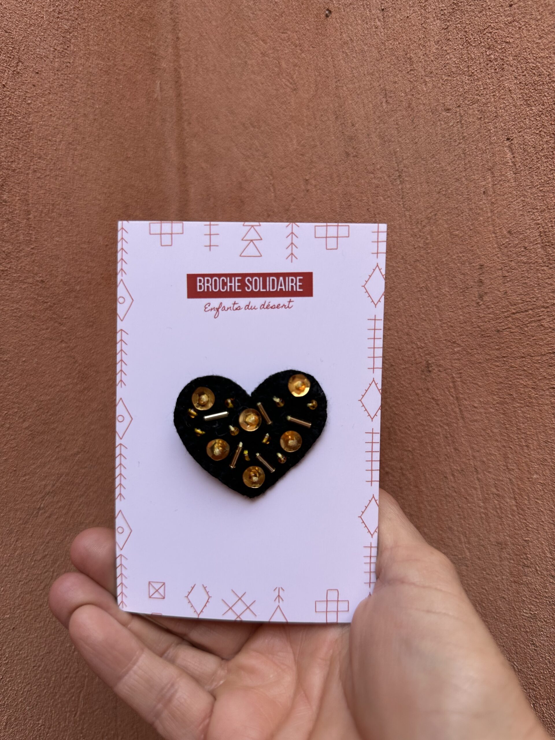 Broche en forme de coeur avec détails scintillants