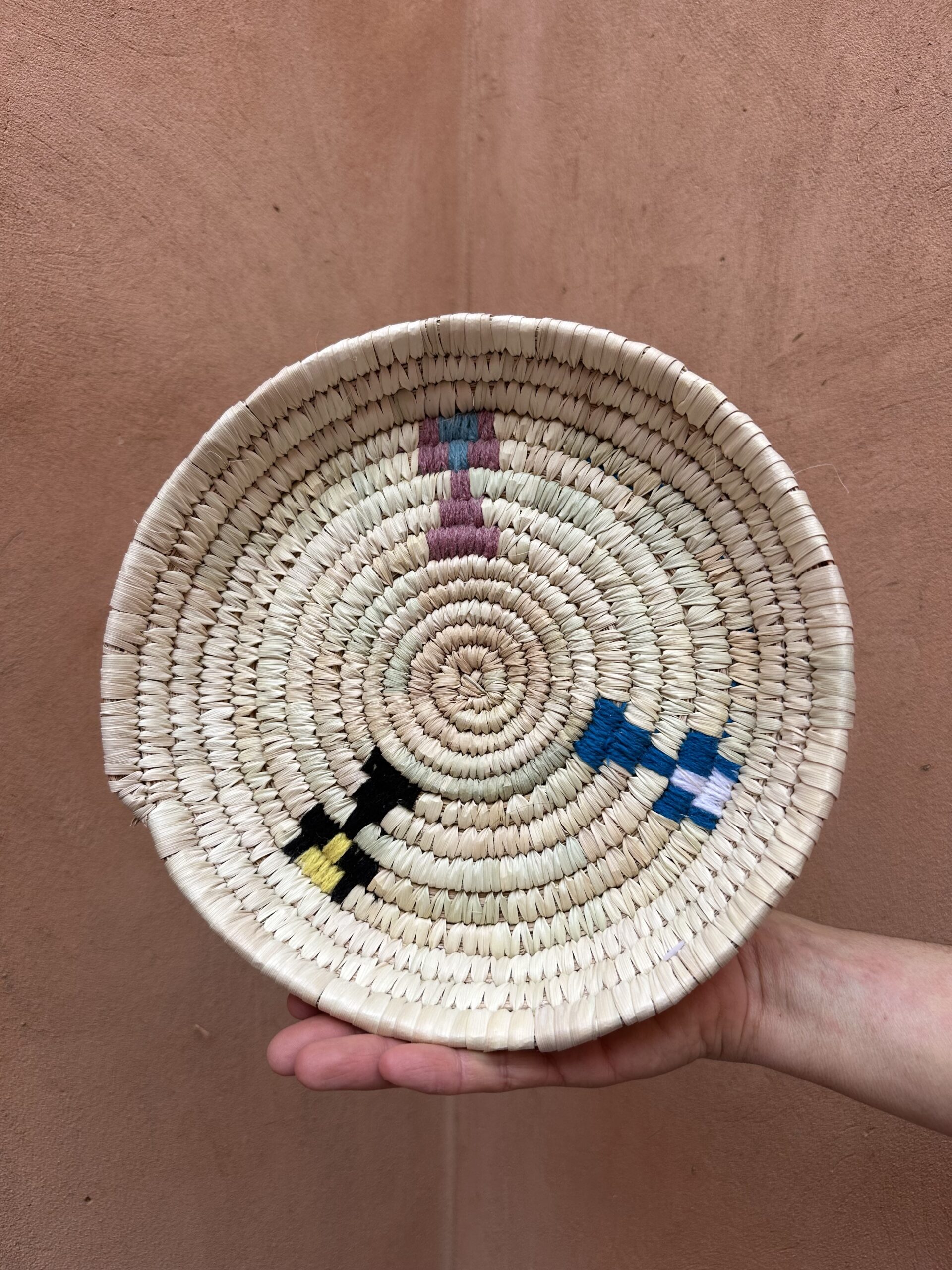 Panier motifs colorés.
