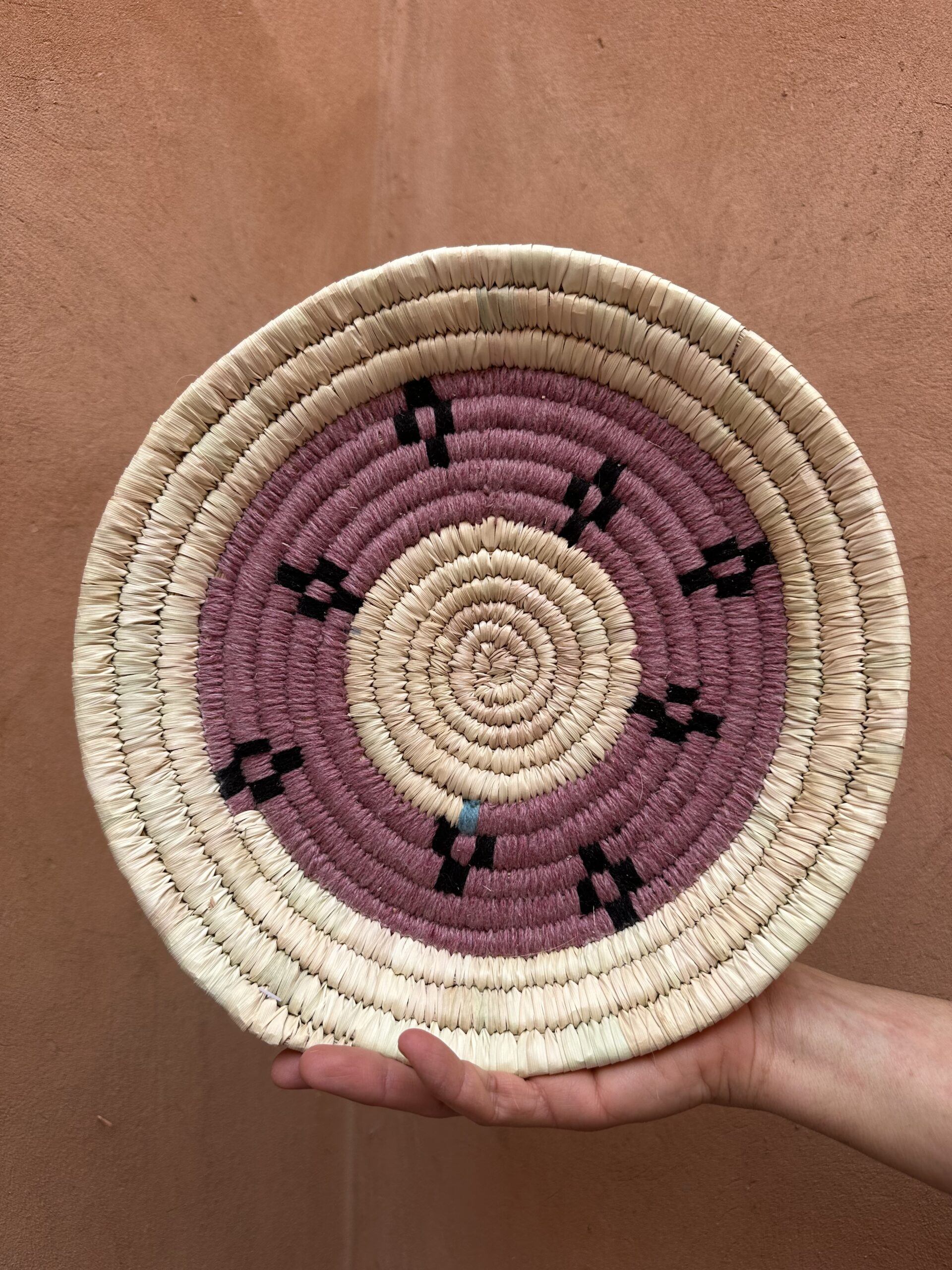 Panier avec décoration rouge et noir.