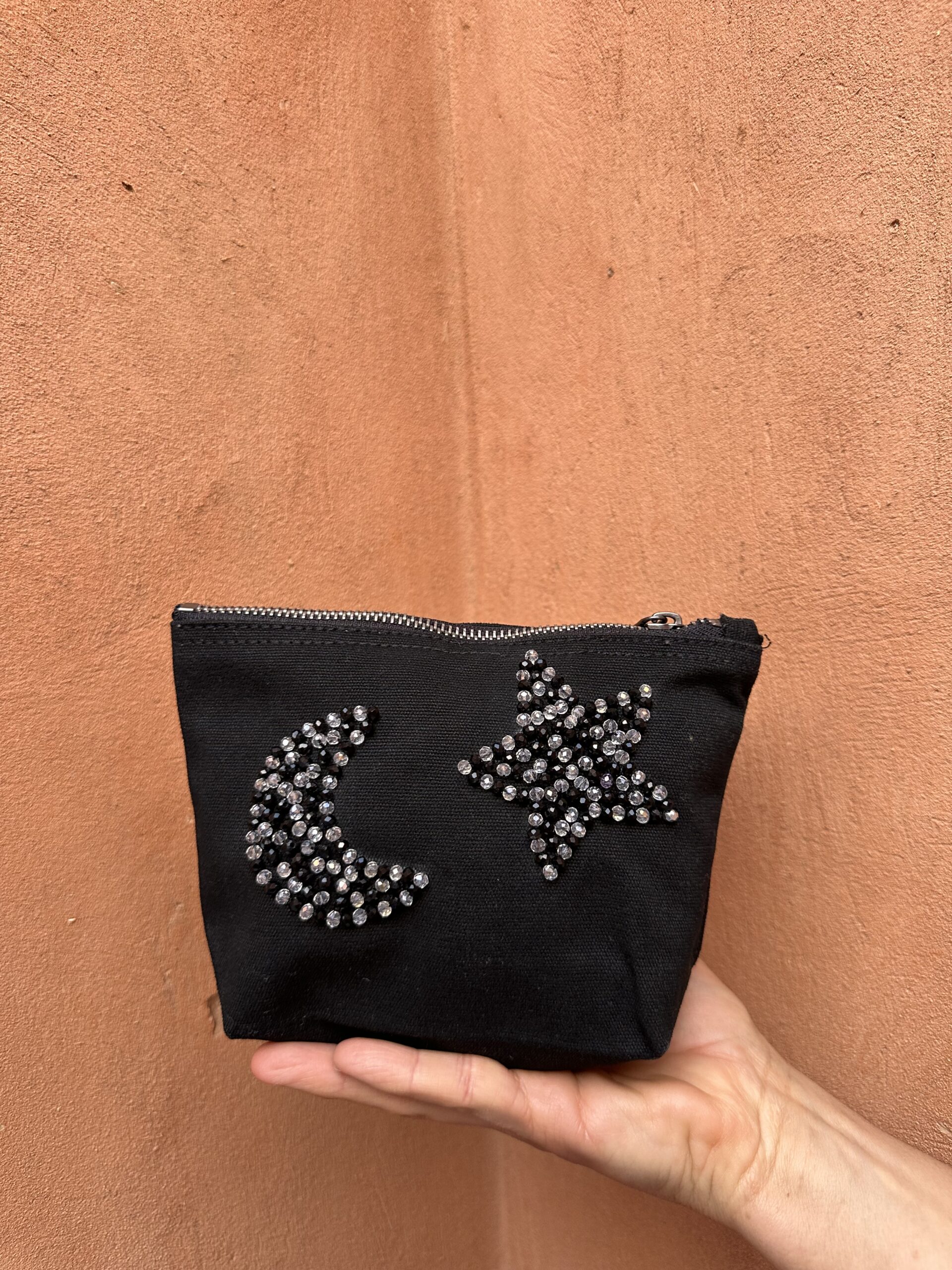 Pochette noire avec broderie