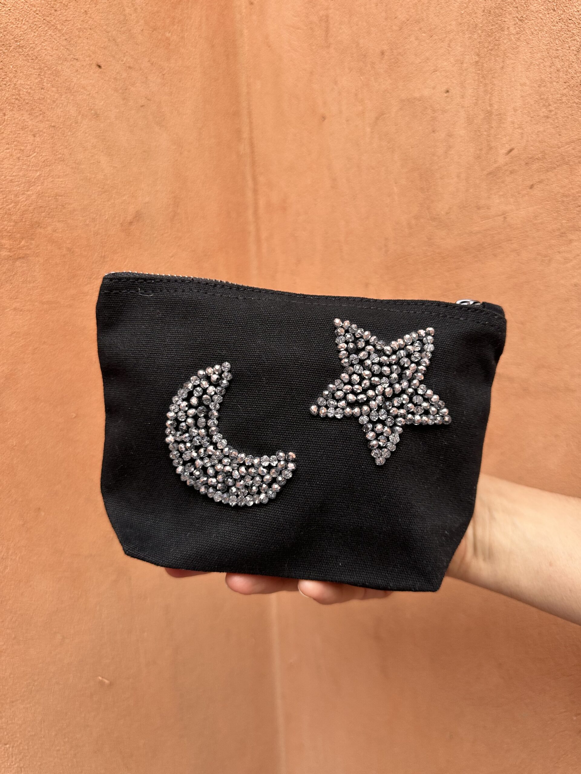 Pochette noire brodée