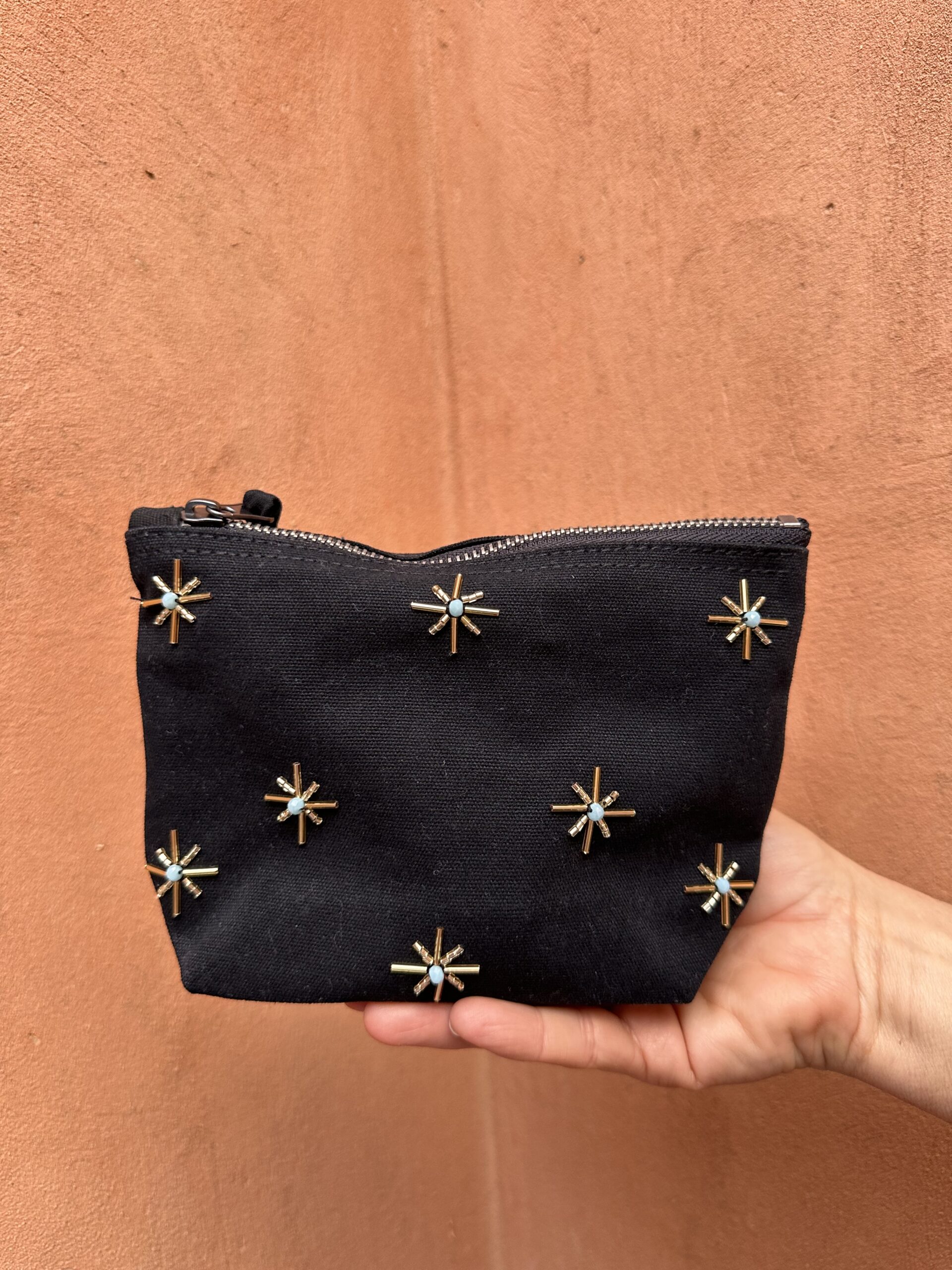 Pochette noire ornée de brillants