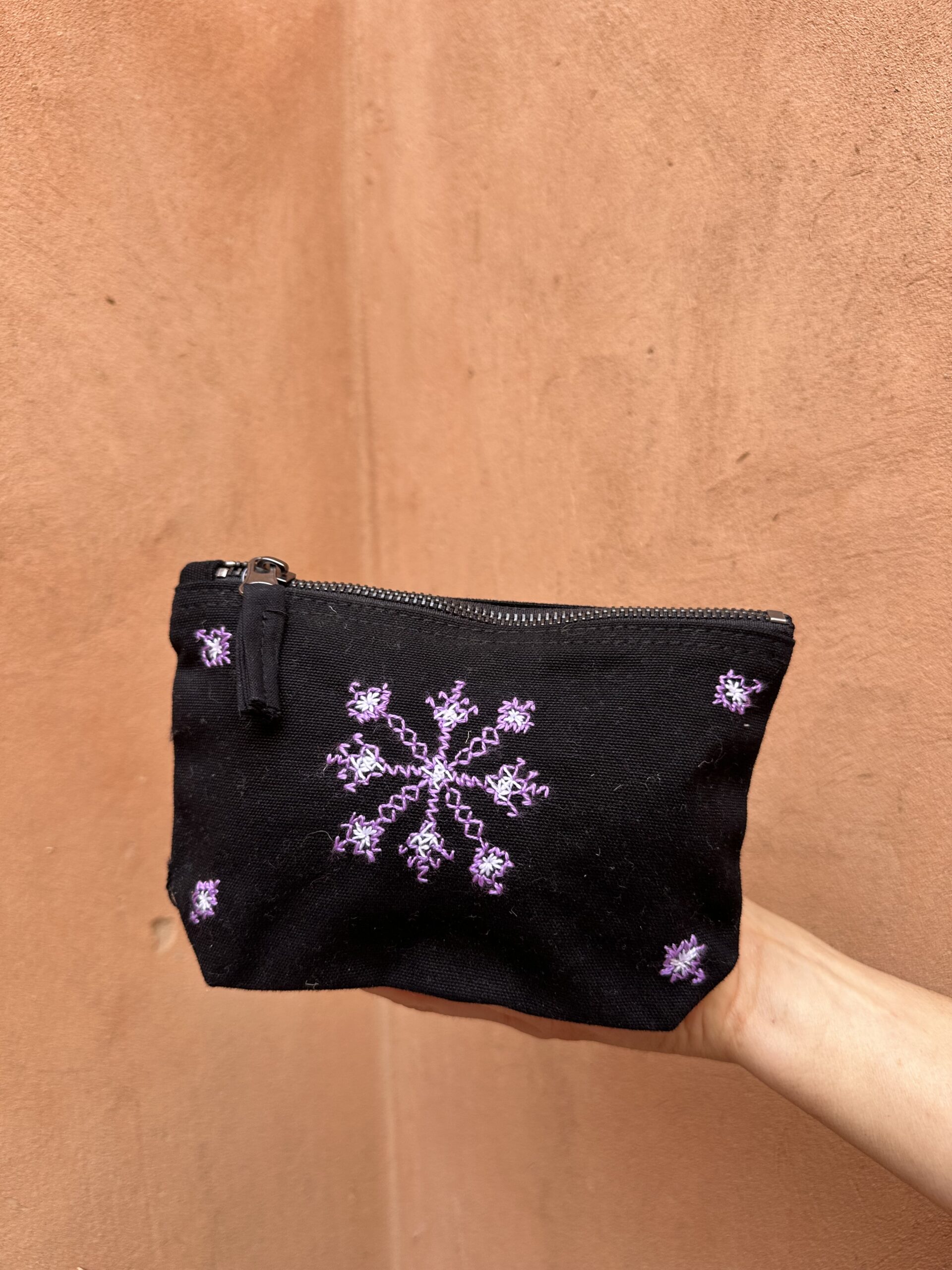 Pochette noire brodée de motifs lilas