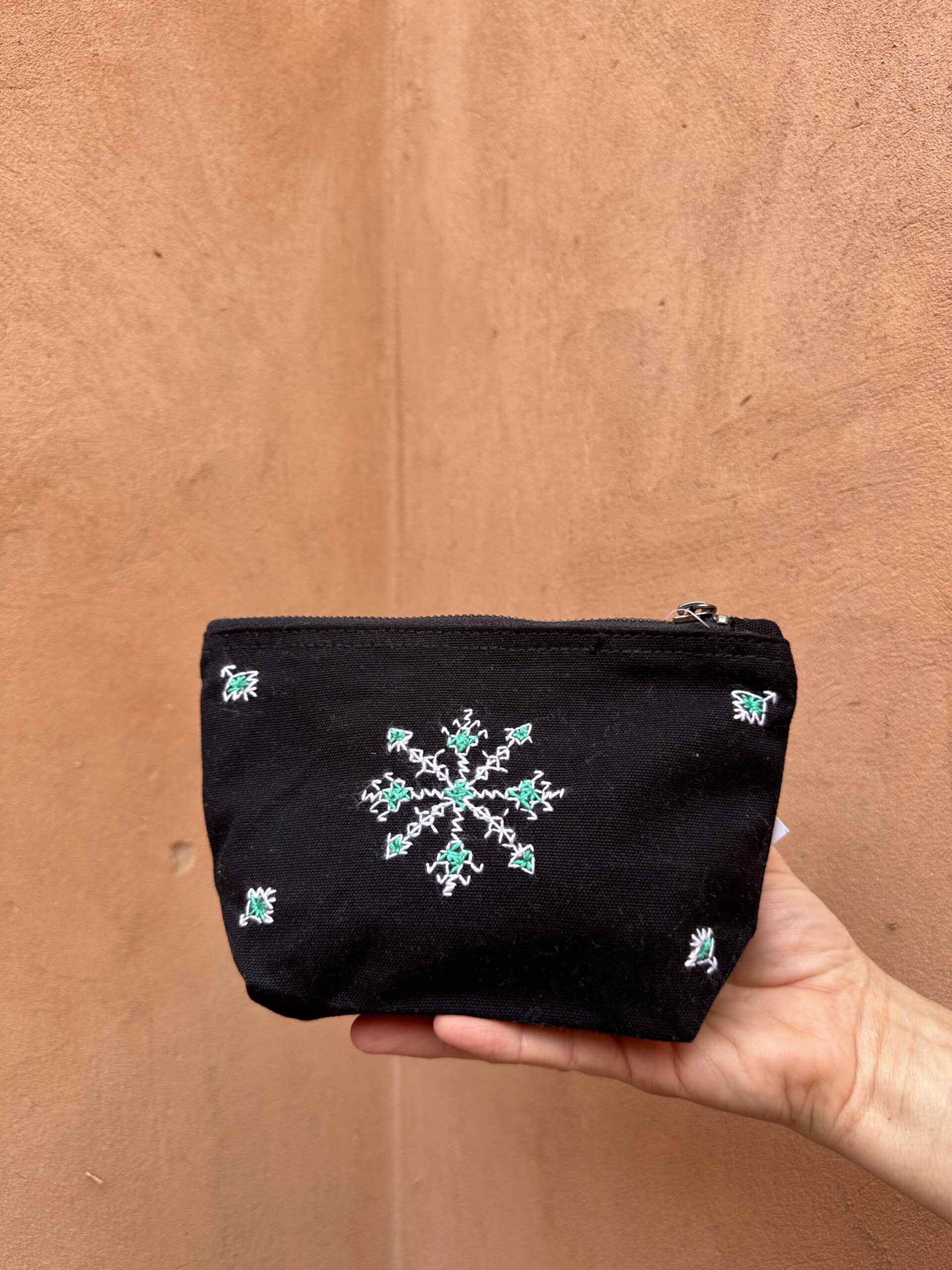 Pochette avec broderies bleues