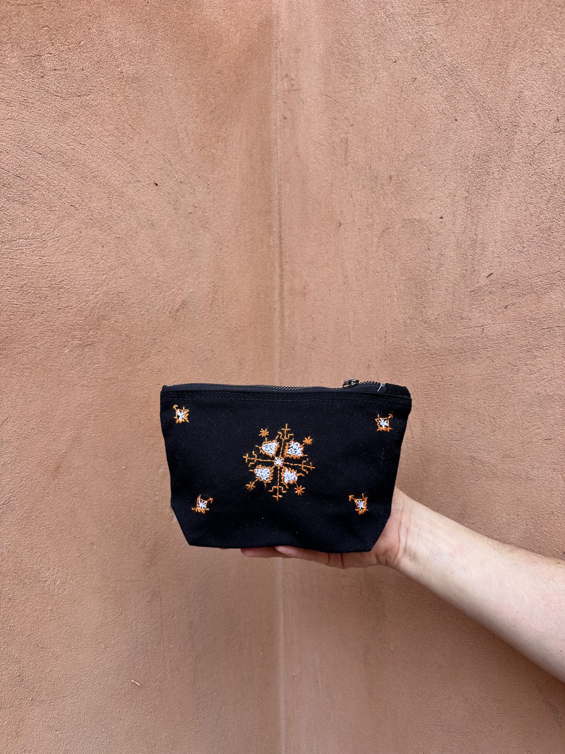 Pochette noire aux broderies orange d’inspiration berbère