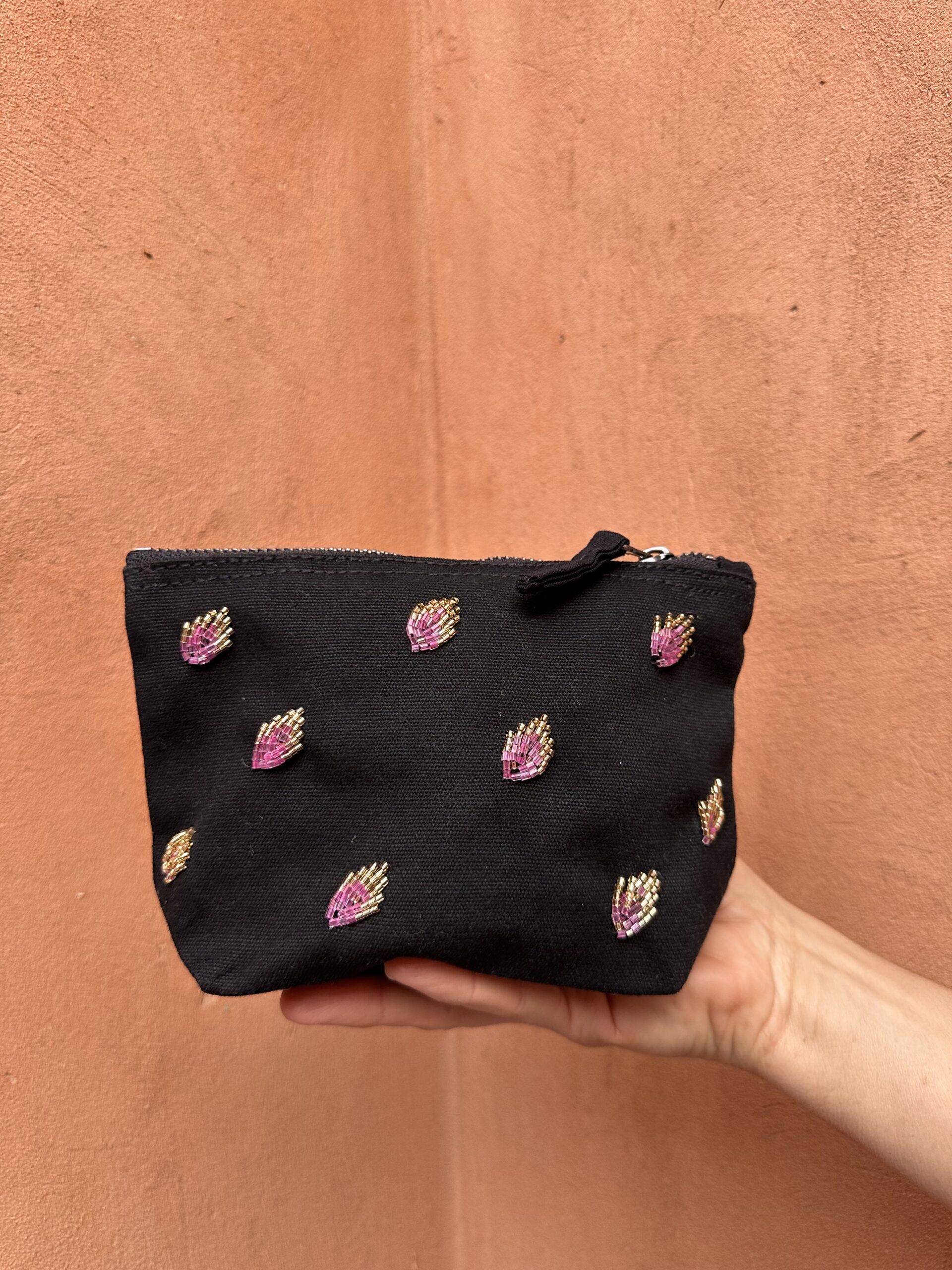 Pochette noire brodée