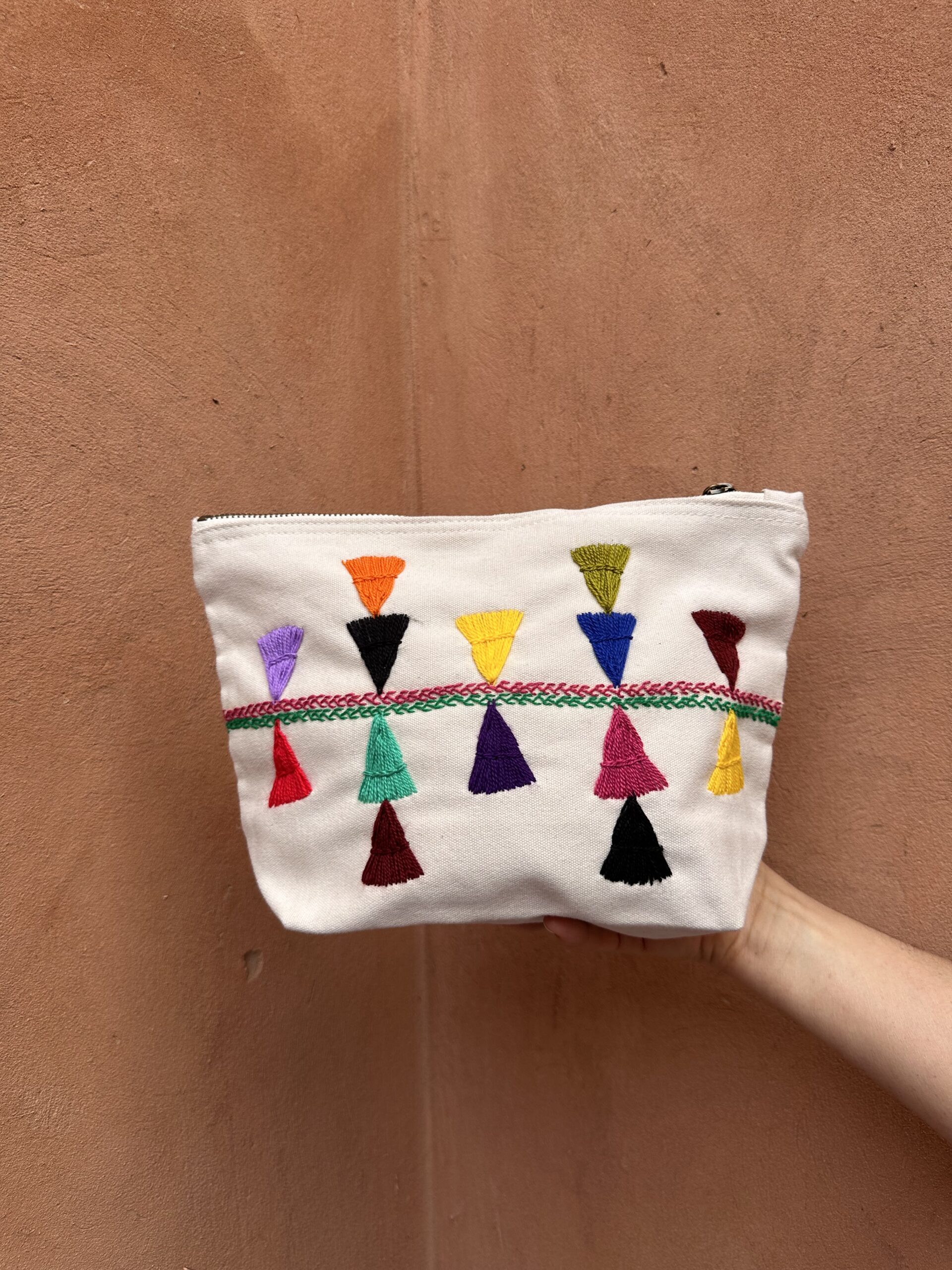 Pochette avec broderies inspirations berbères.