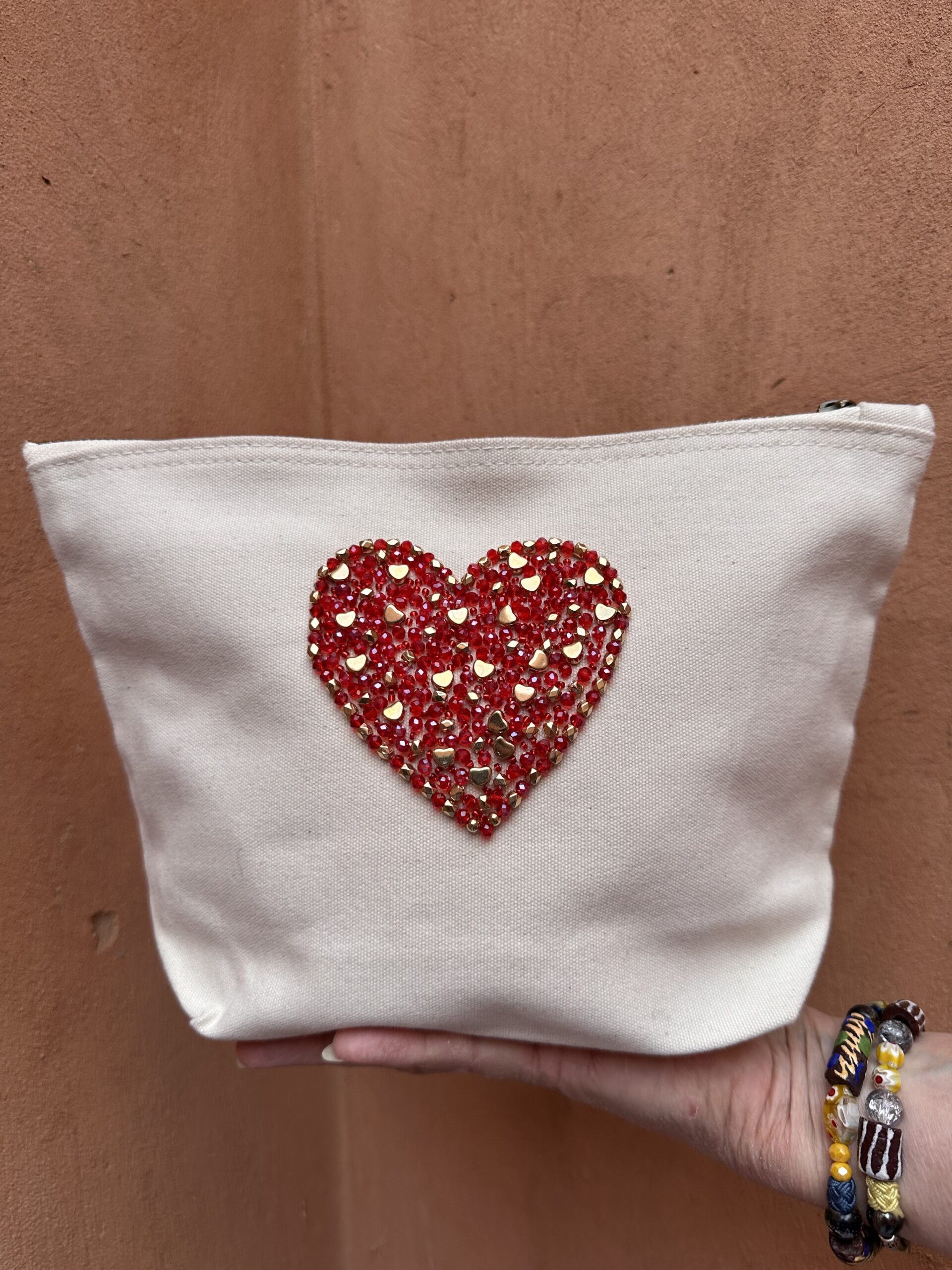 Pochette beige avec motif en forme de coeur rouge