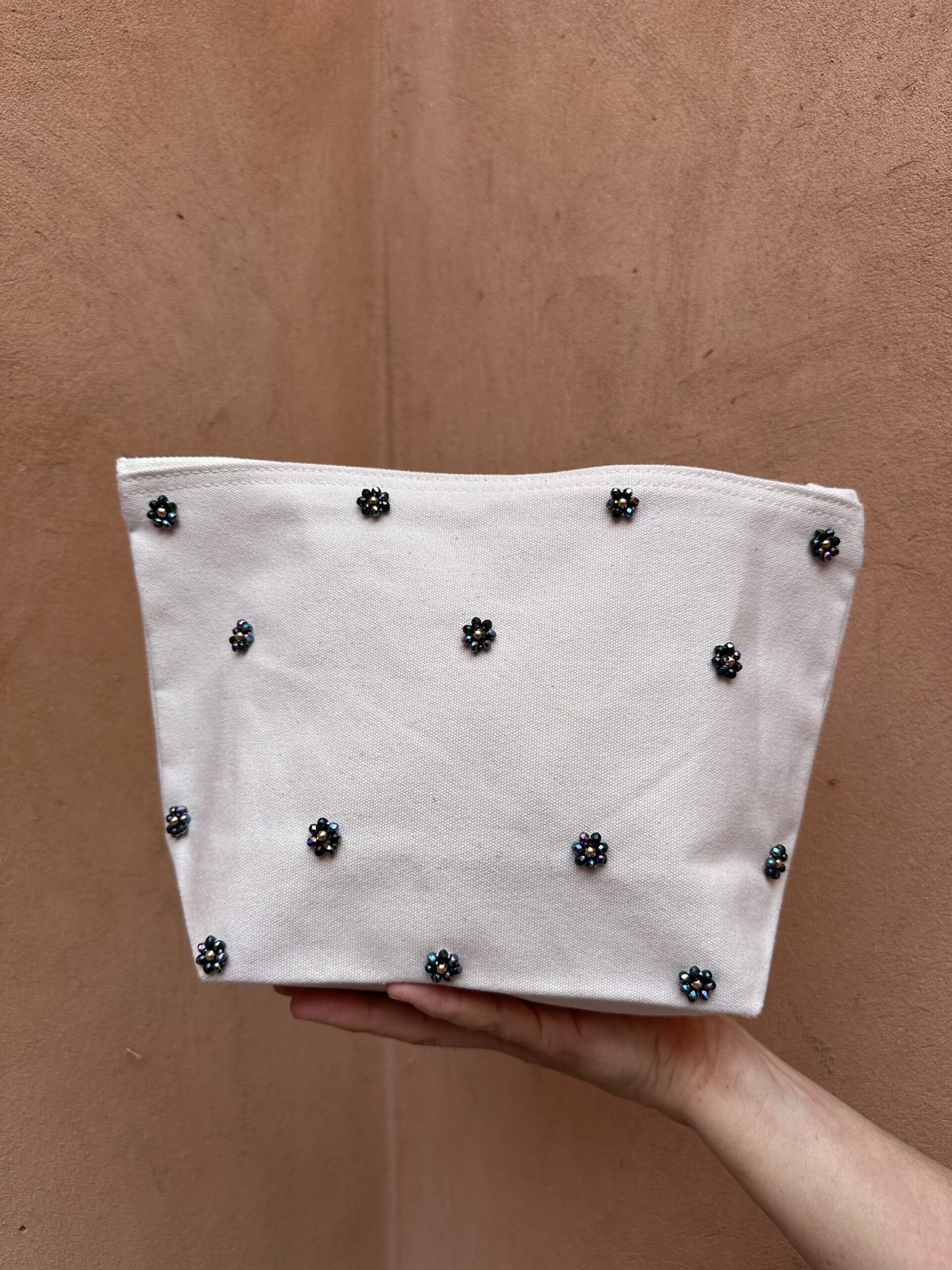 Pochette avec perles brodées en forme de fleurs
