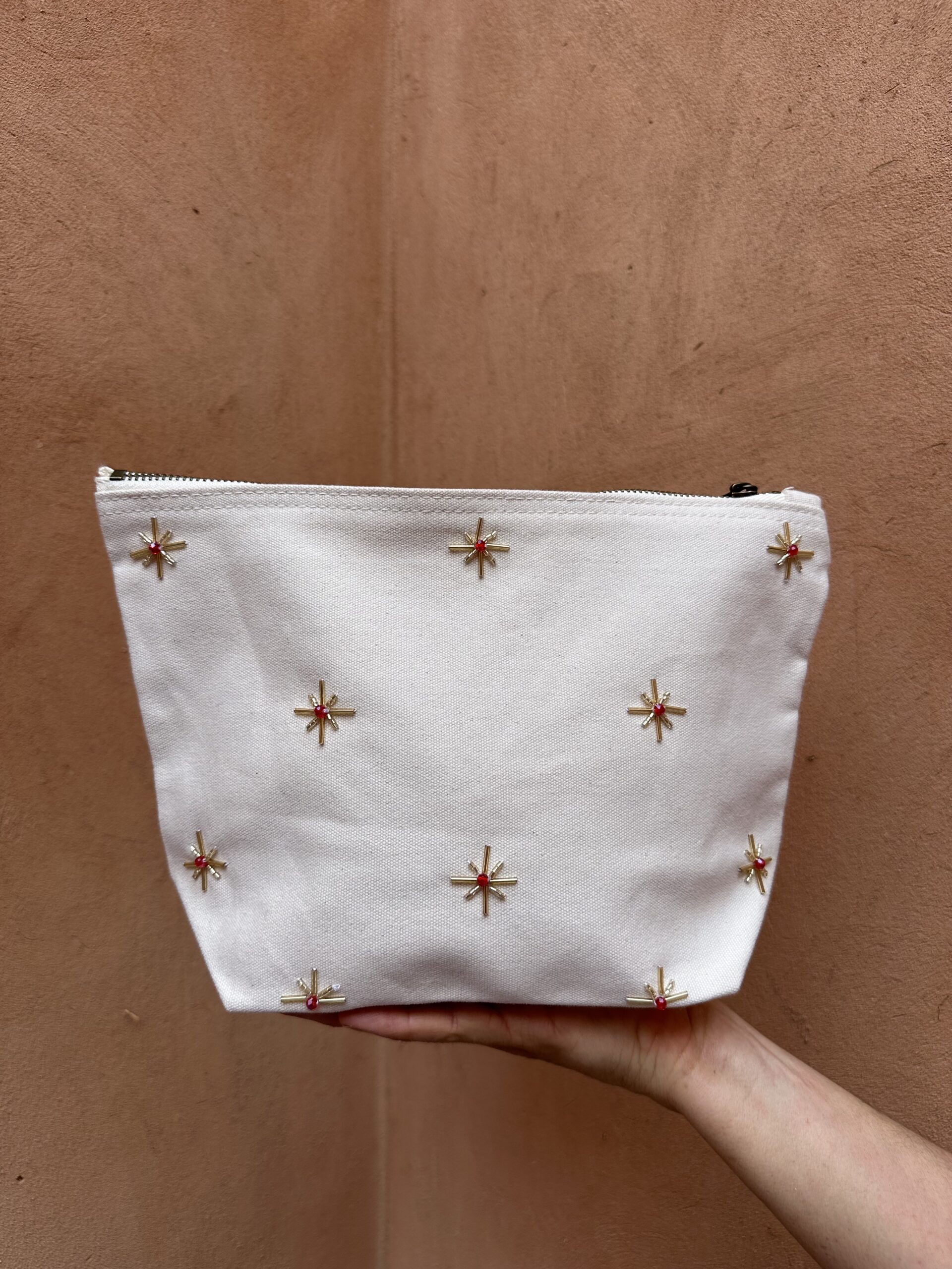 Pochette beige avec broderies scintillantes.