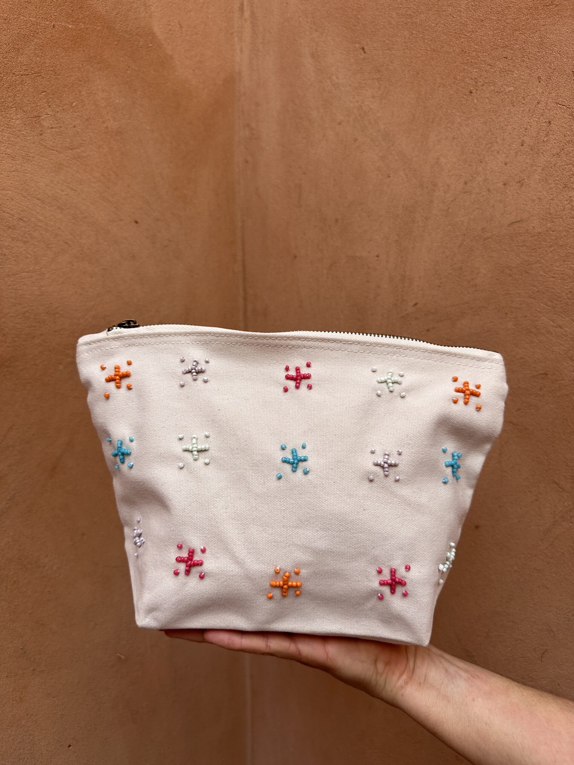 Pochette beige avec broderies inspiration berbère.