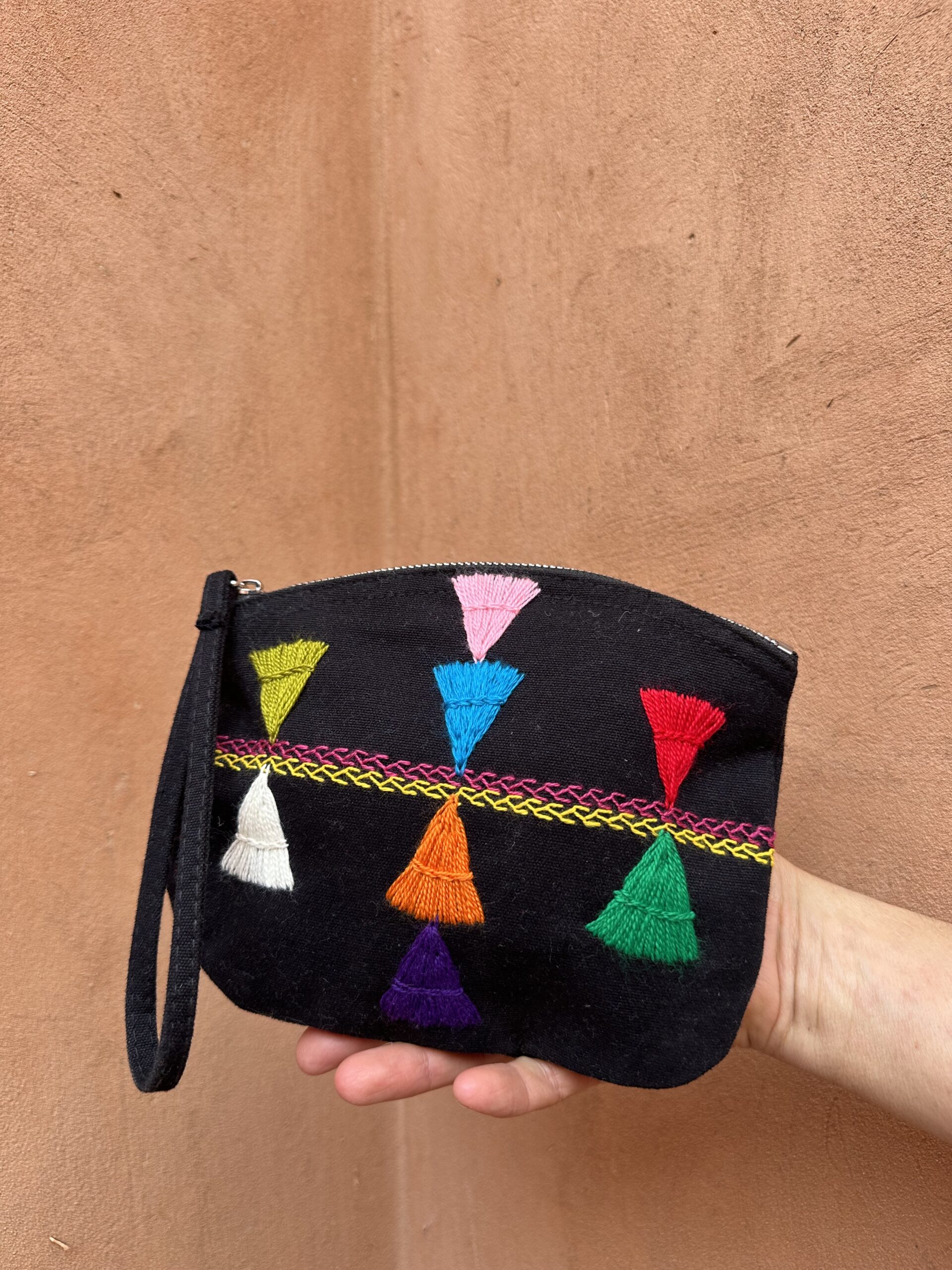 Pochette aux motifs berbères.
