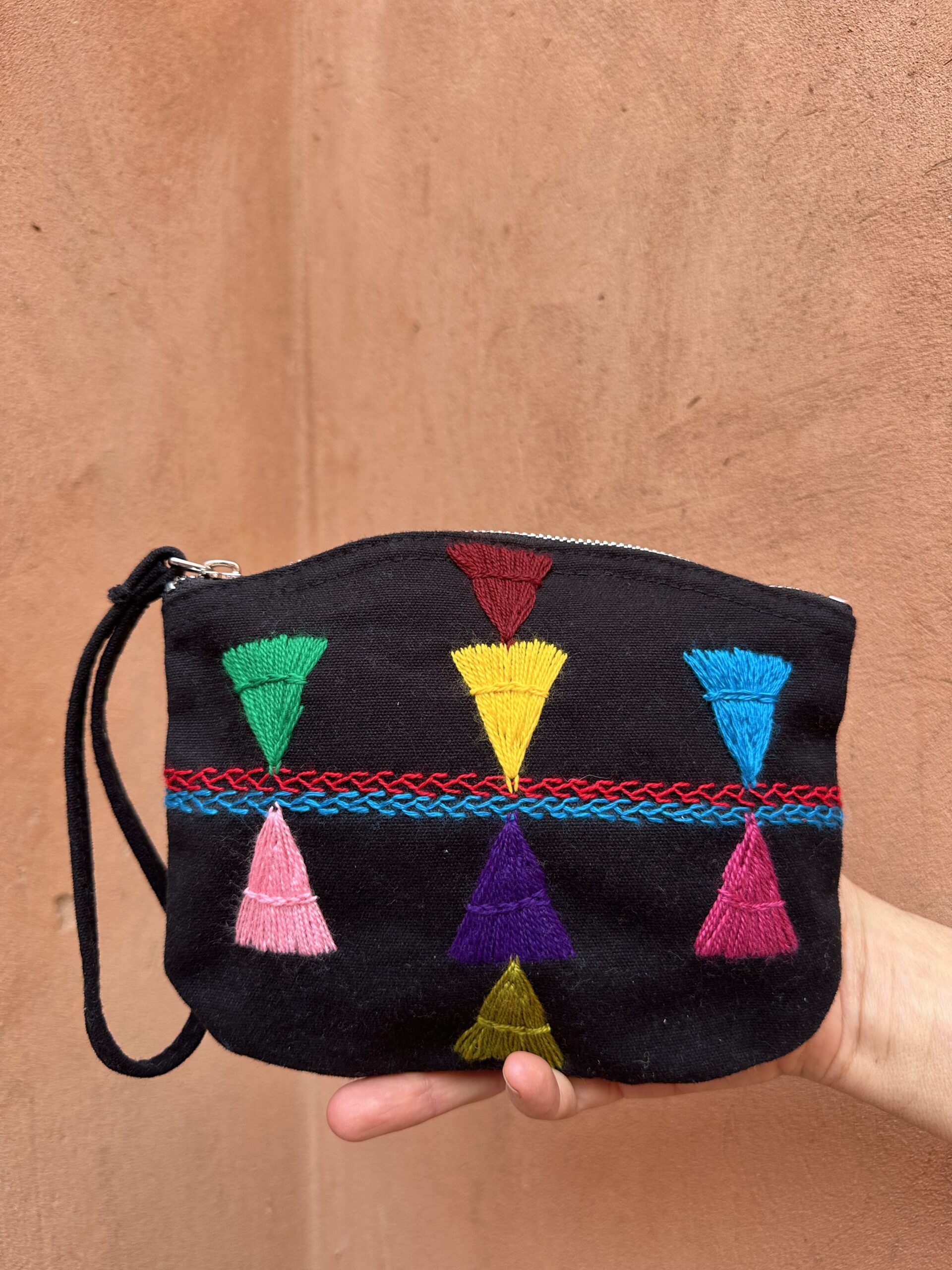 Pochette noire avec motifs colorés berbères.