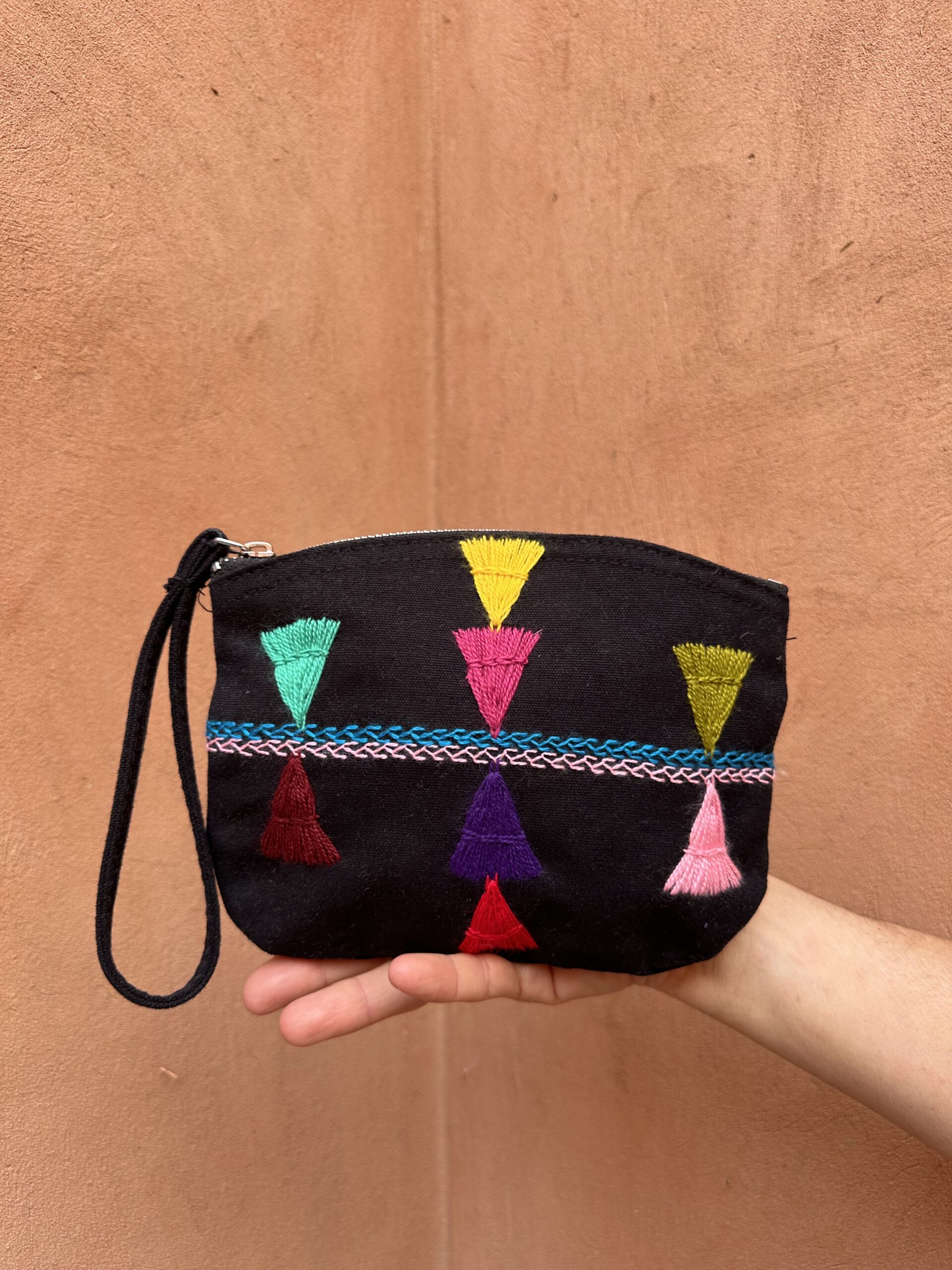 Pochette noire à anse inspiration berbères.