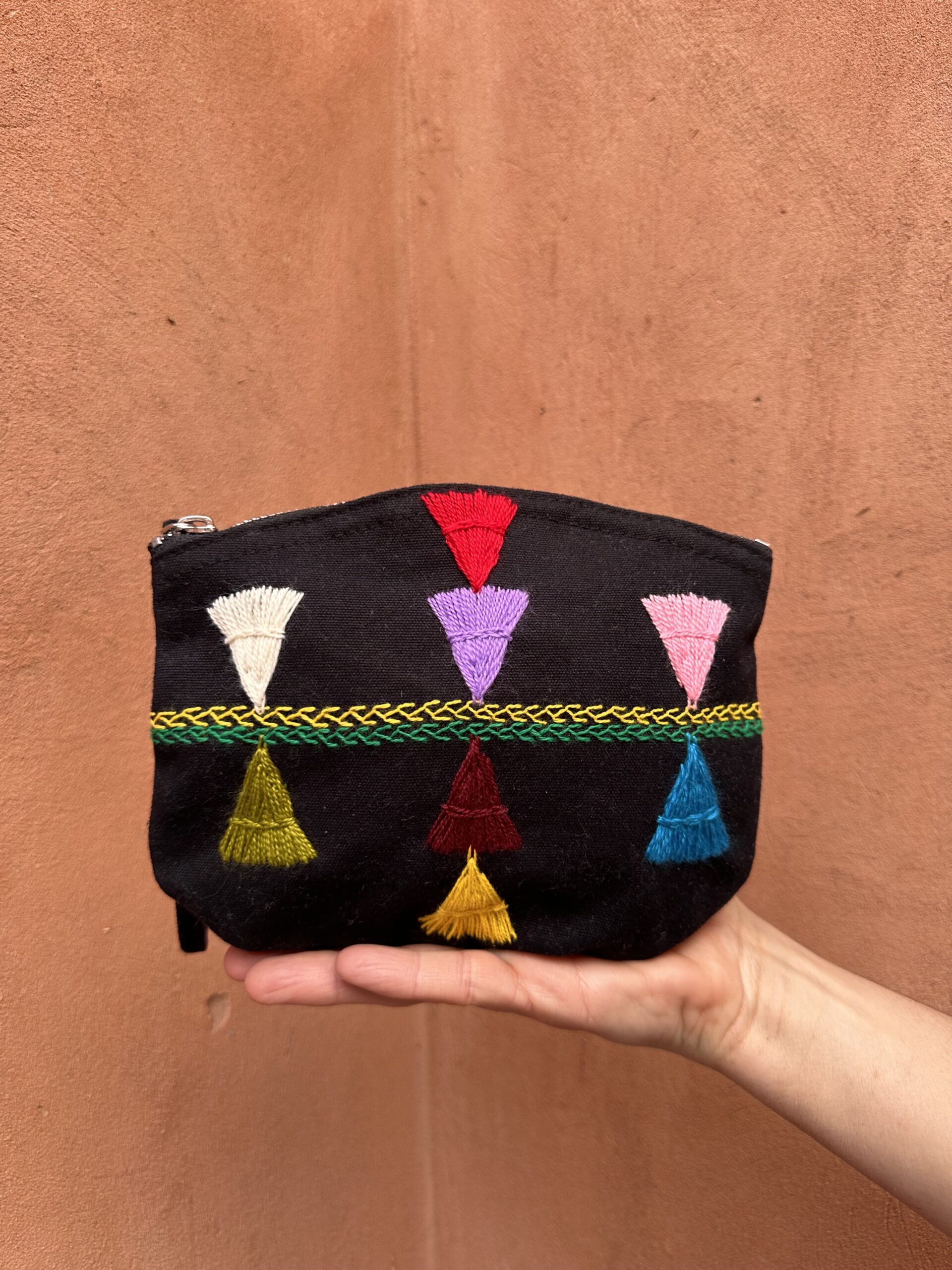 Pochette noire avec triangles colorés inspirations berbères