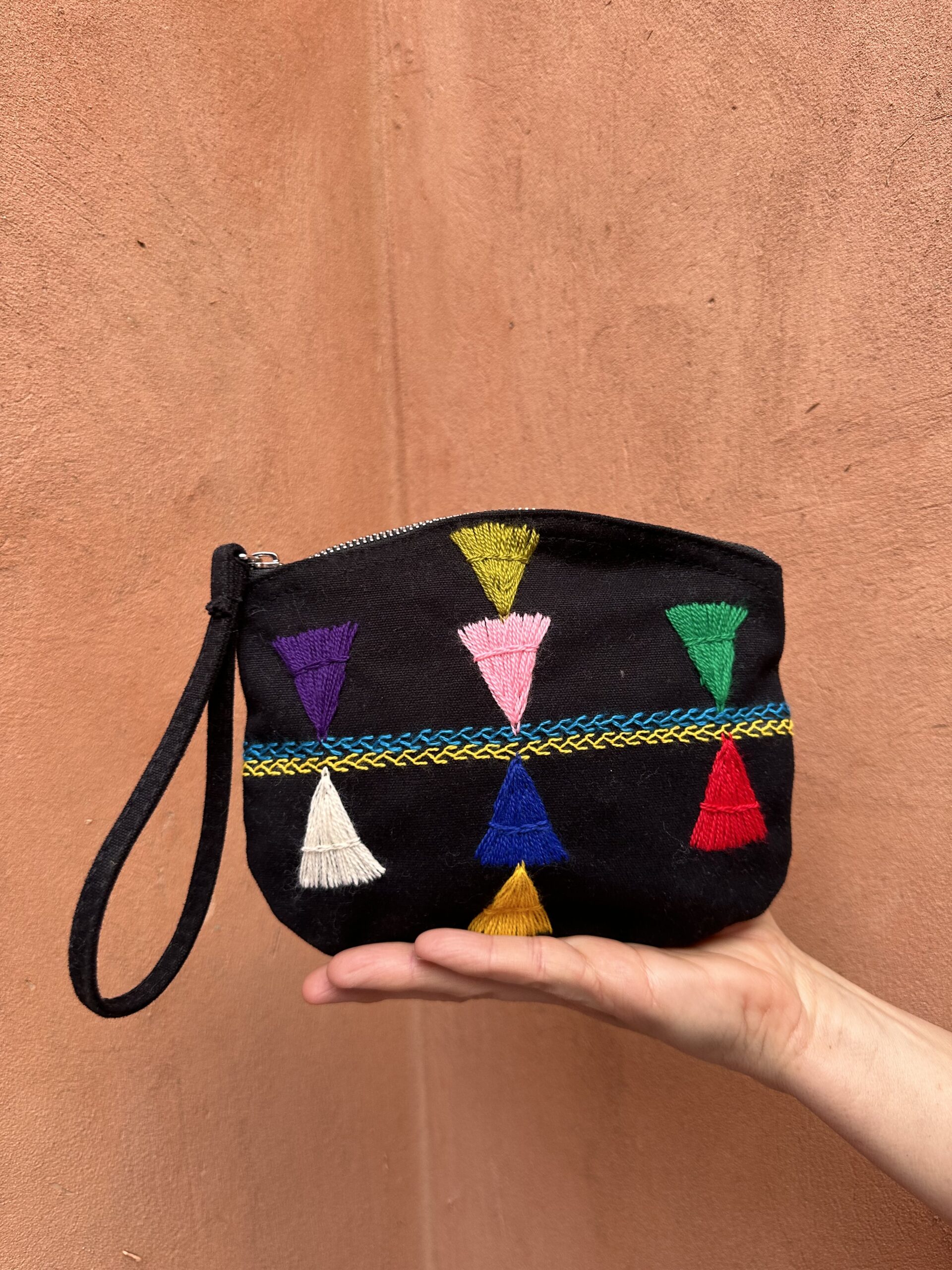 Pochette noire avec motifs inspirations berbères.