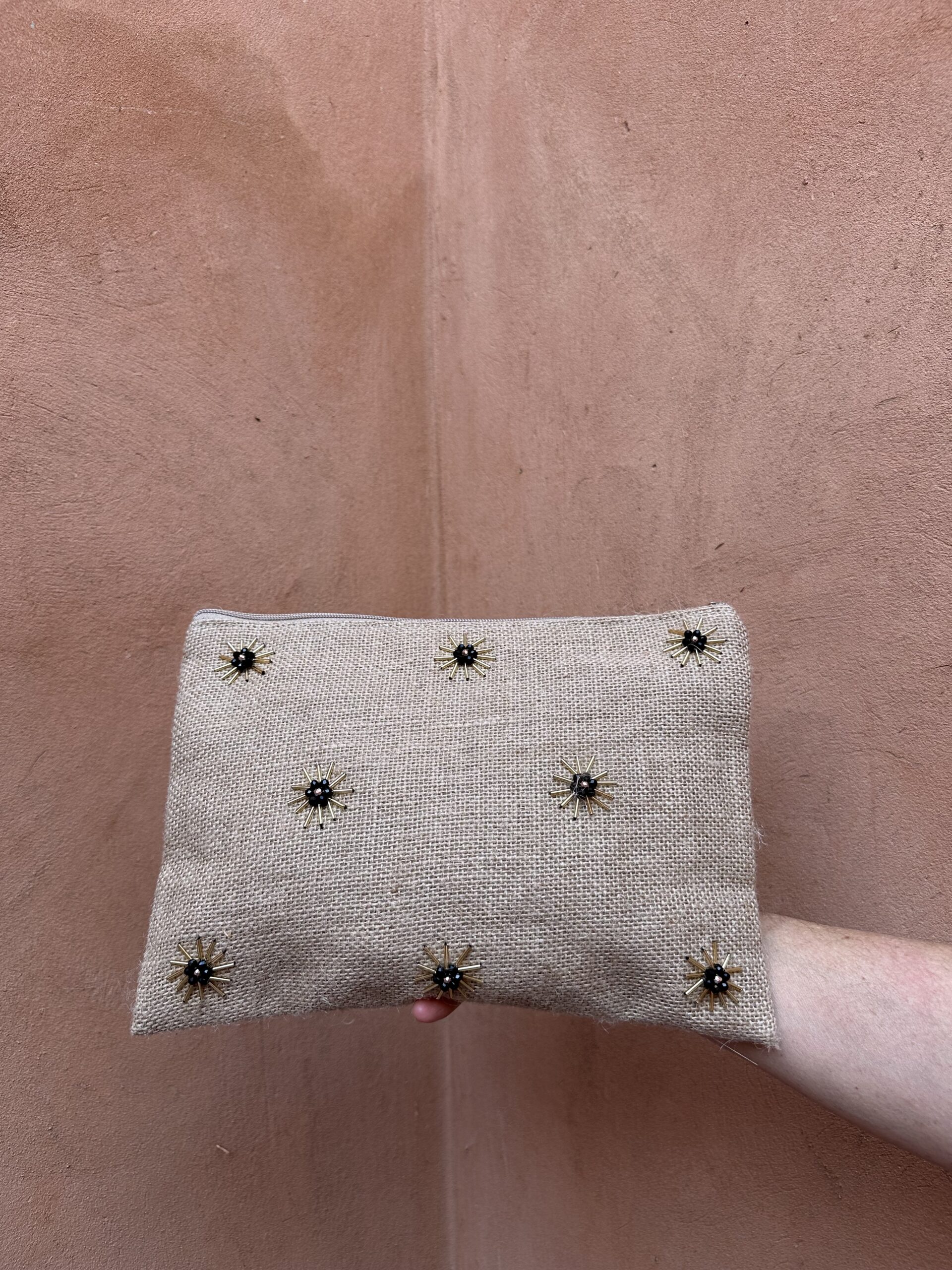 Pochette en jute avec détails scintillants.