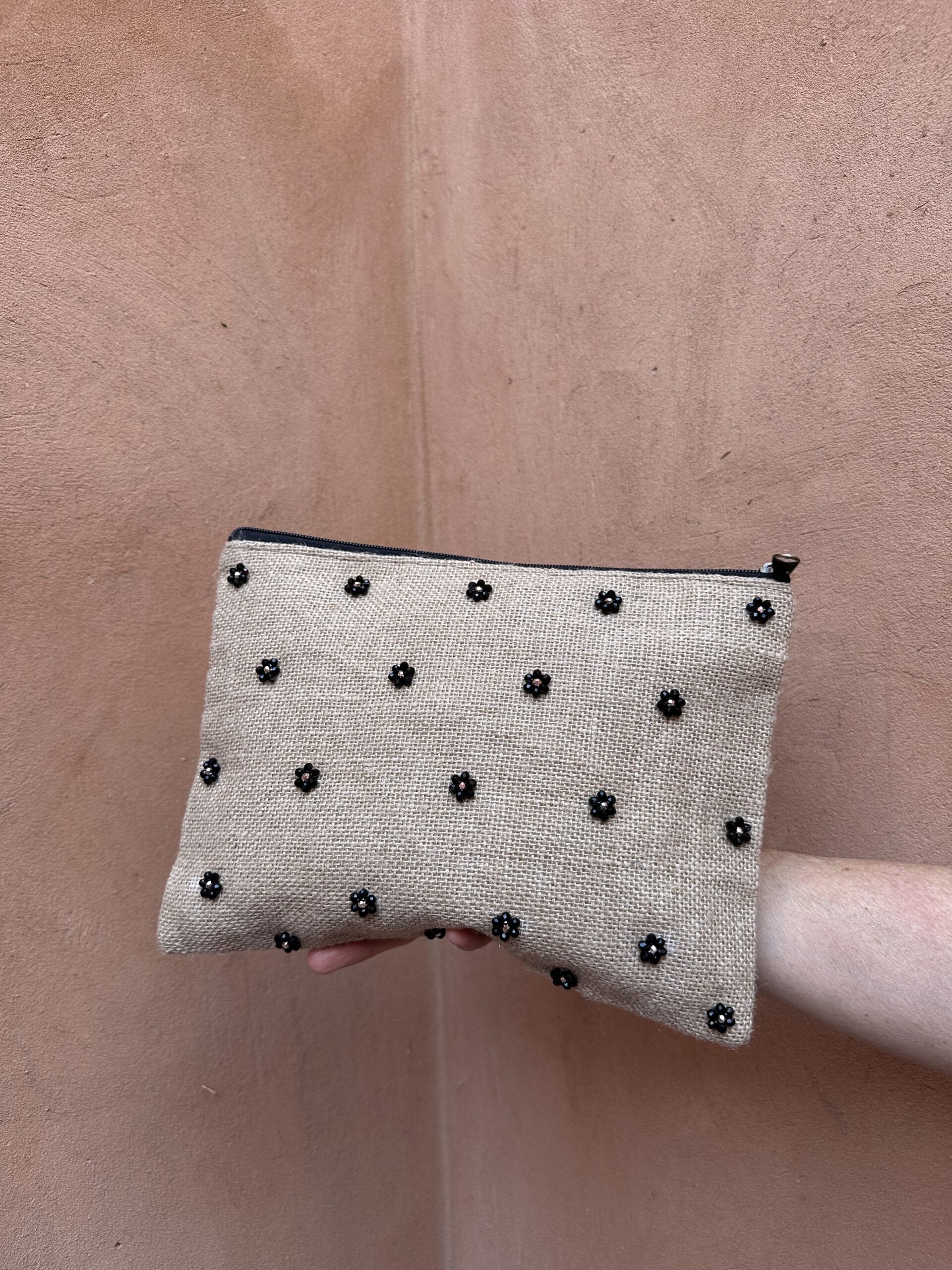 Pochette en jute ornée de perles.