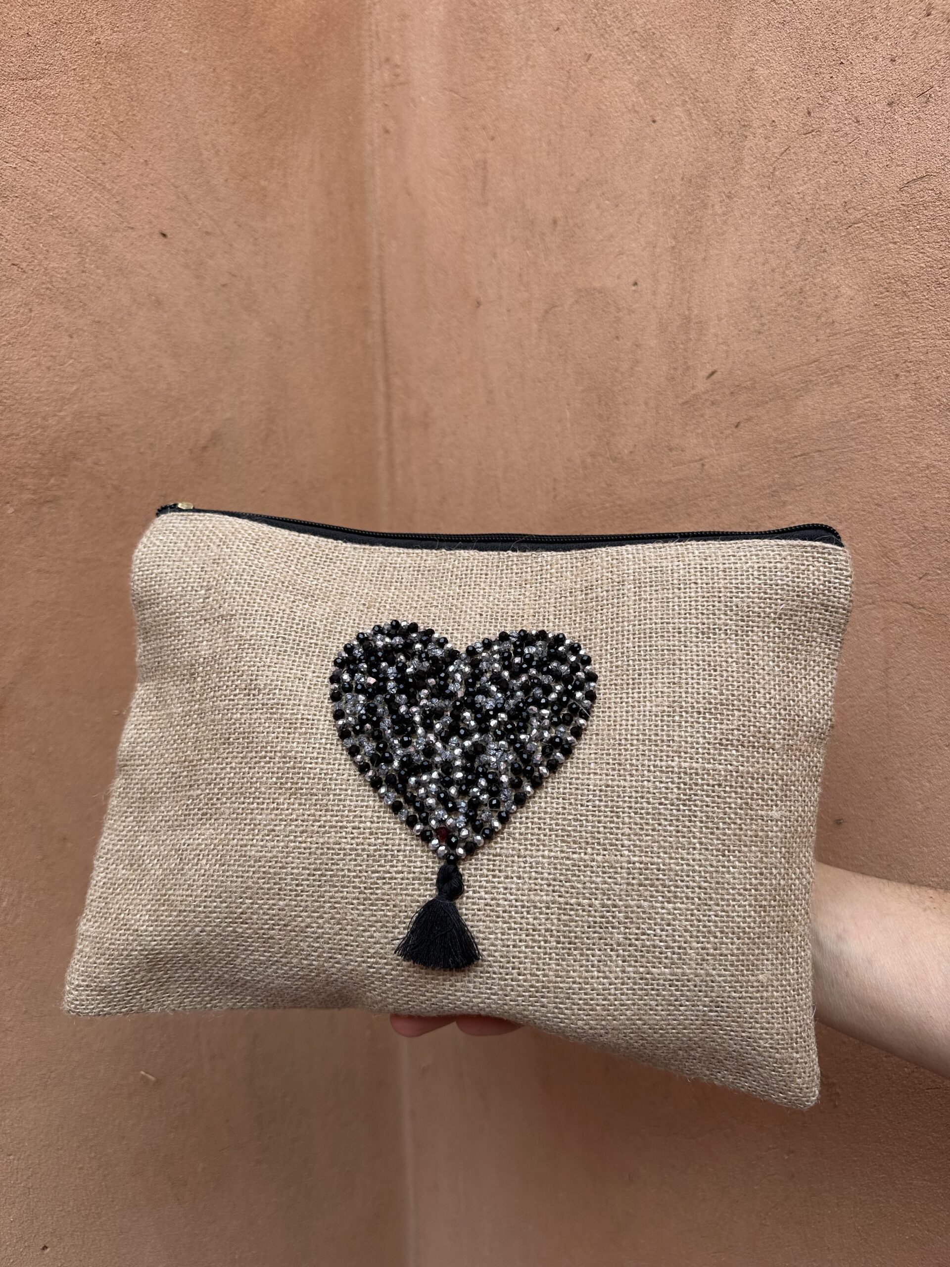 Pochette en jute avec coeur brodé.