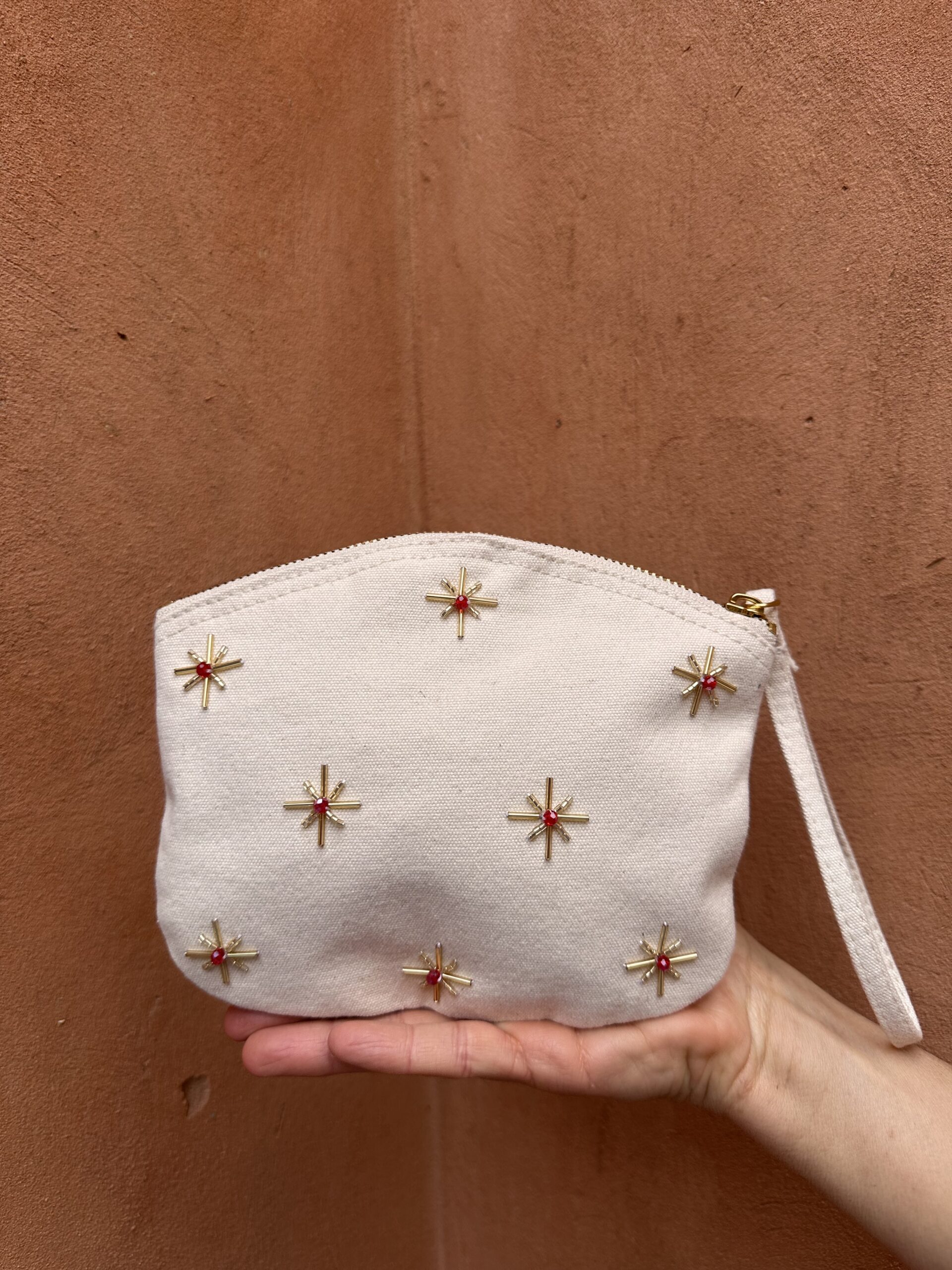 Trousse beige avec détails scintillants