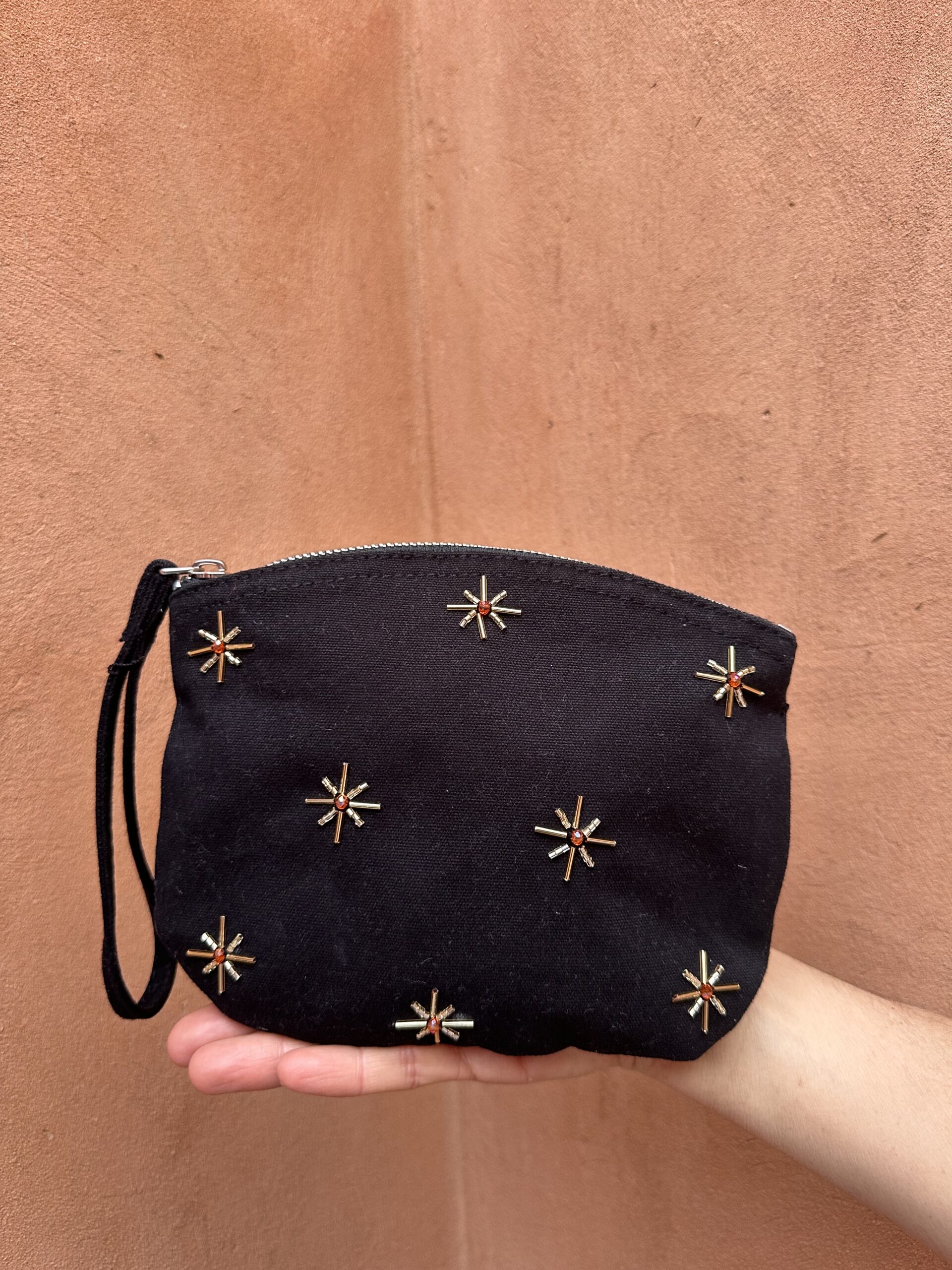 Pochette noire avec des décorations scintillantes