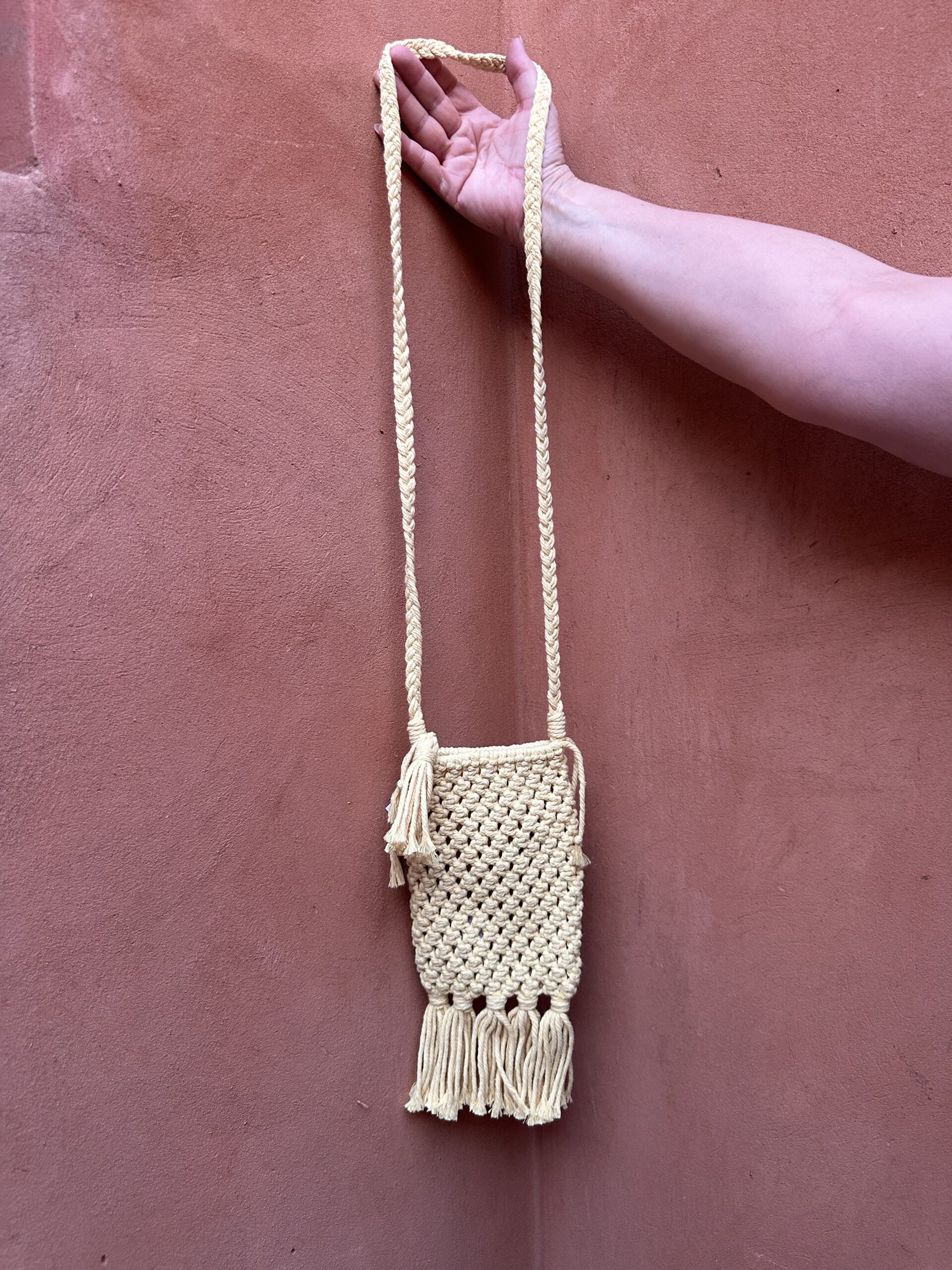 Petite pochette en macramé.