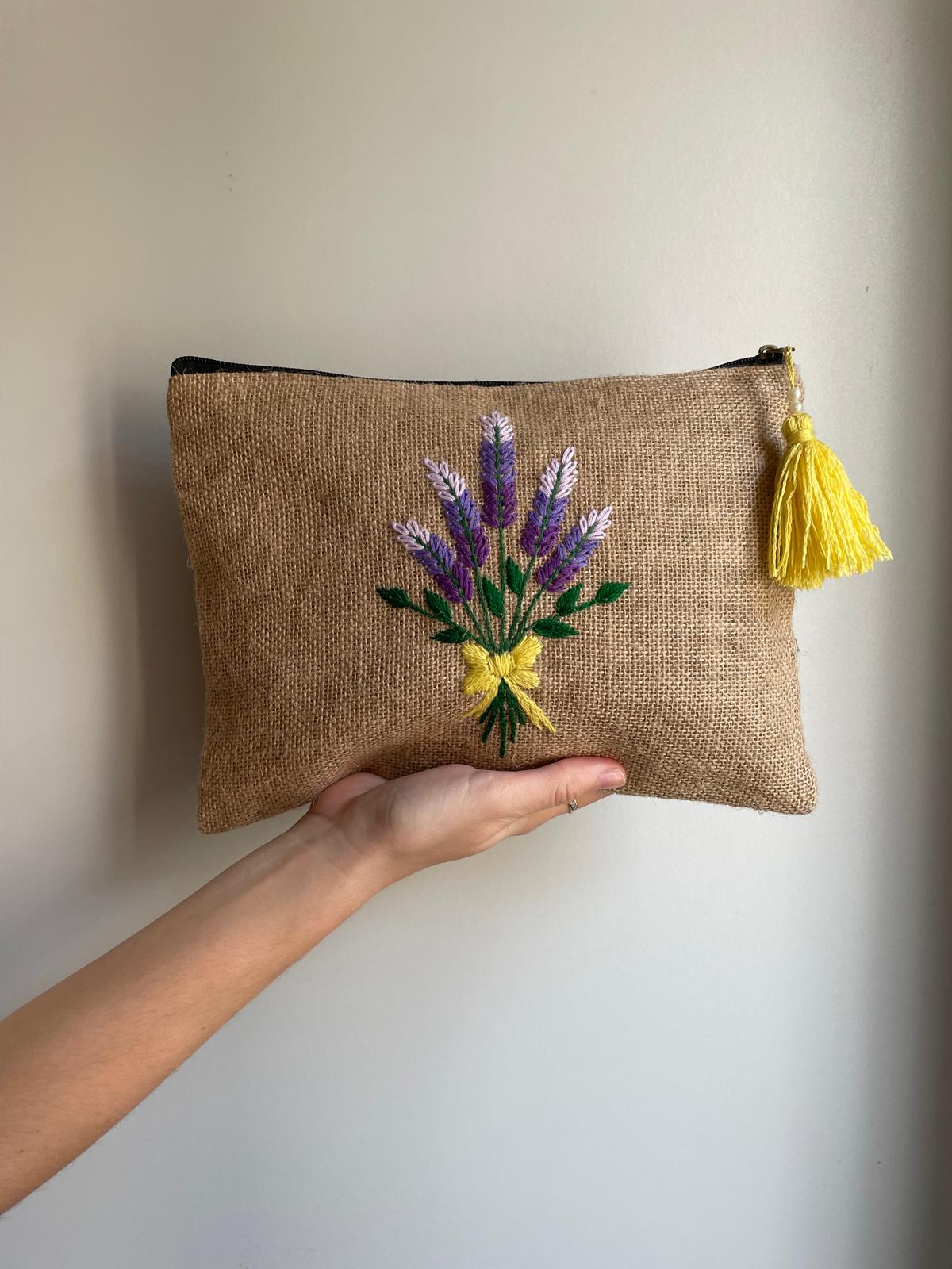 Pochette en jute brodée