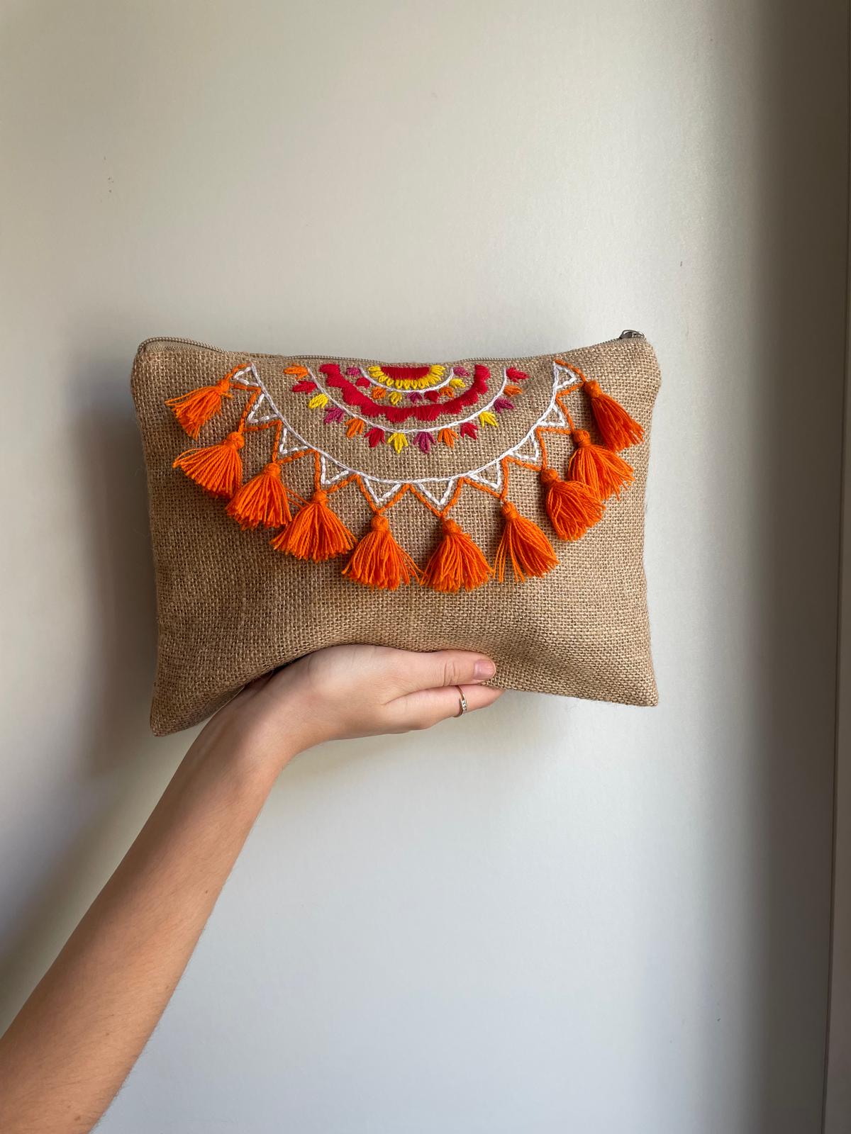Pochette en jute avec pompon et broderie