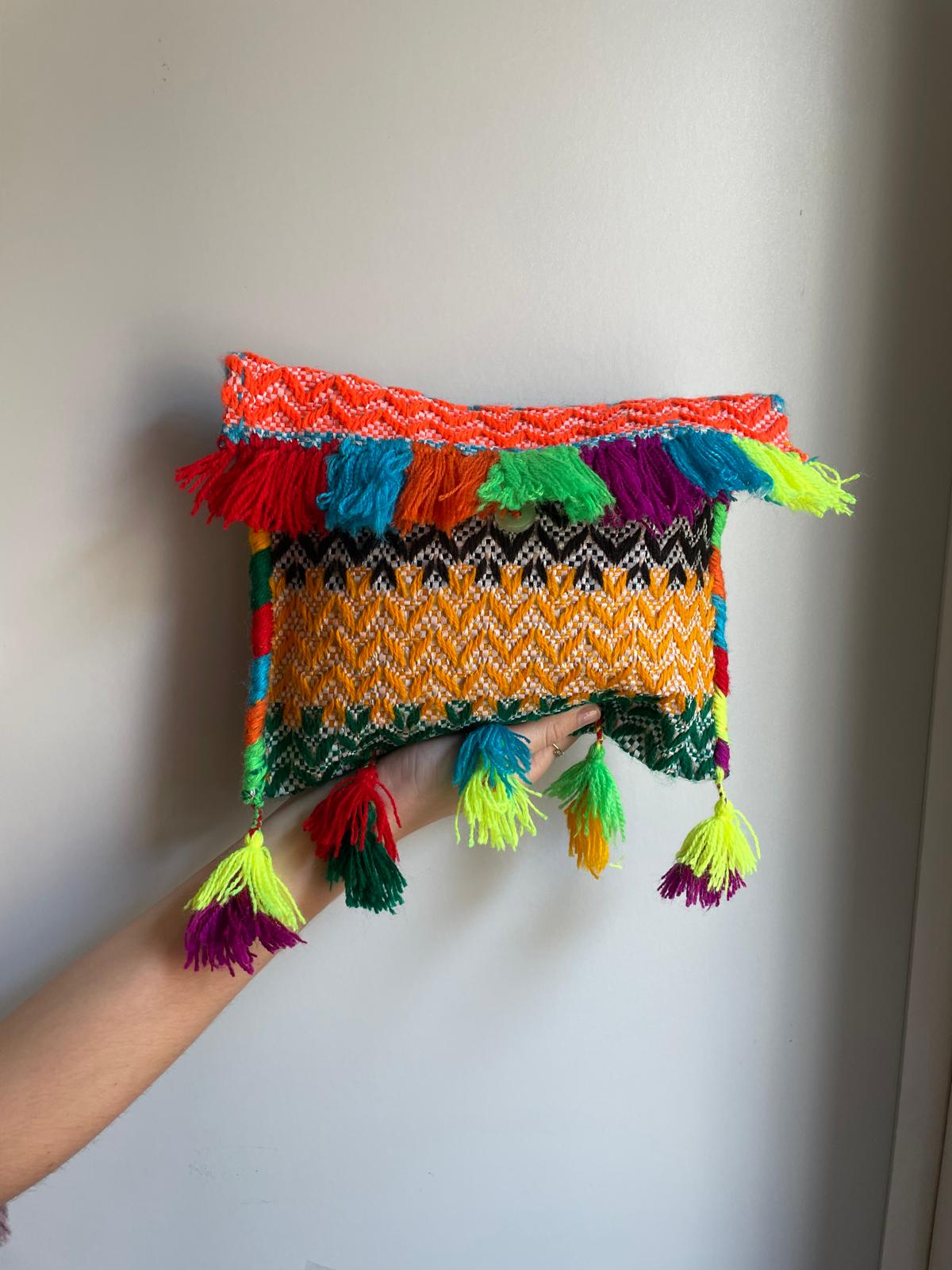 Pochette avec pompons colorés