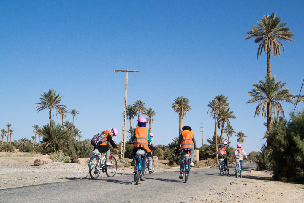 Dans le Sud-Est marocain, l'isolement des villages du désert des infrastructures scolaires et le système de transport scolaire limité dans certaines zones empêchent bon nombre d'enfants d'aller à l'école. 