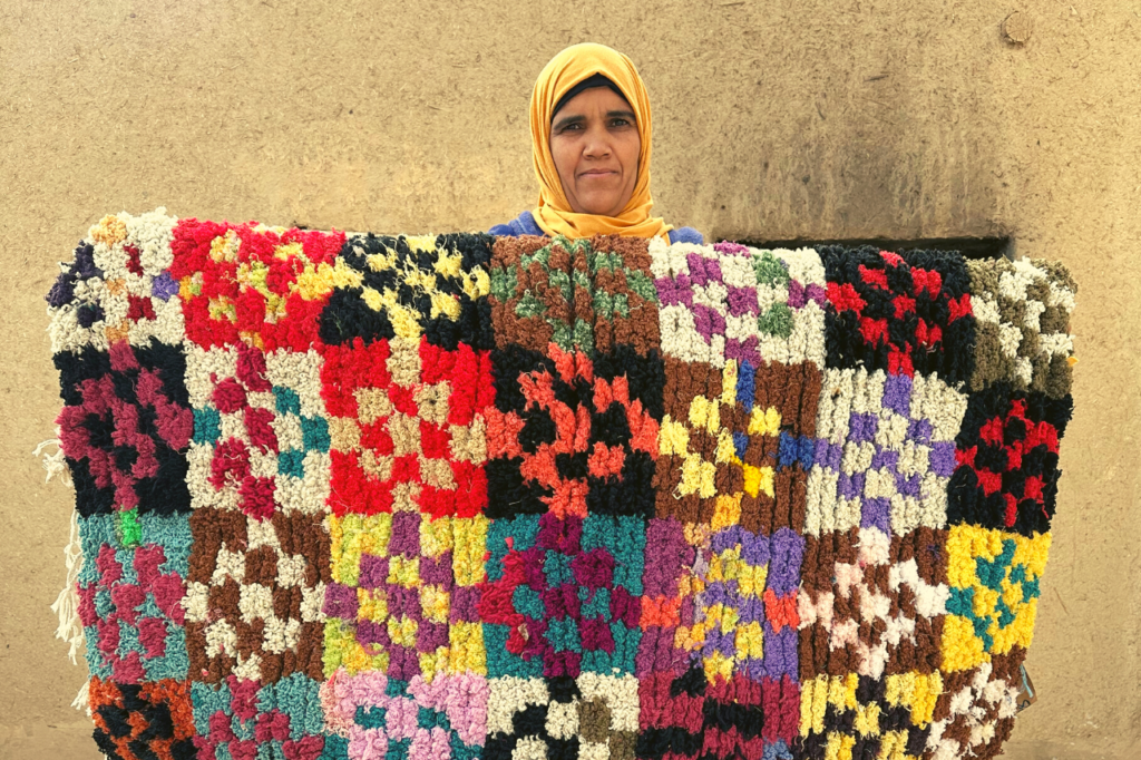 Soutenir une femme en achetant une de ces créations, c'est possible ! Découvrez les 16 tapis réalisés par Mama, Zahra, Naïma, Bouchra et Rkia.