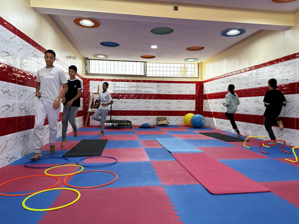 salle de sport du collège Biranzane de Rissani, avec les élèves en cours