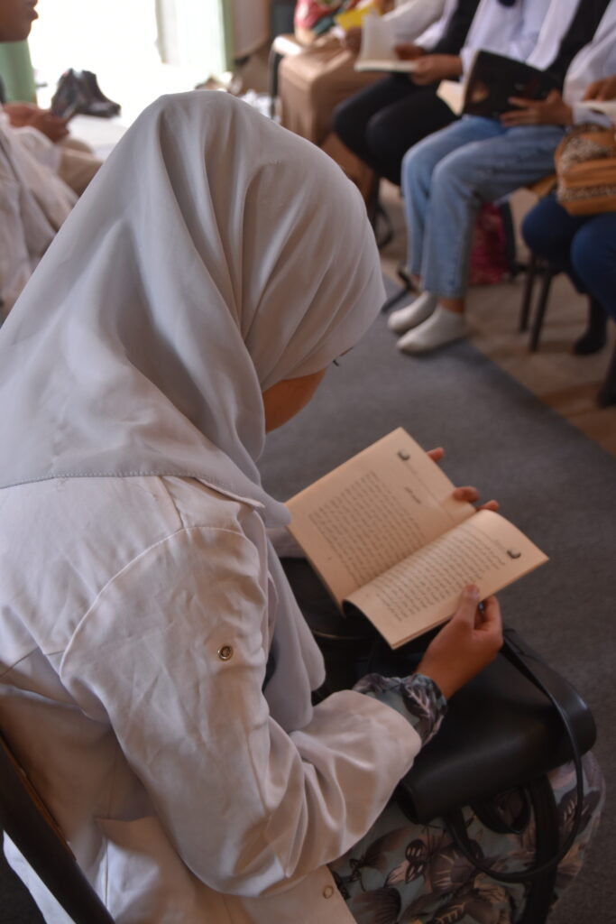 Une élève lit un livre