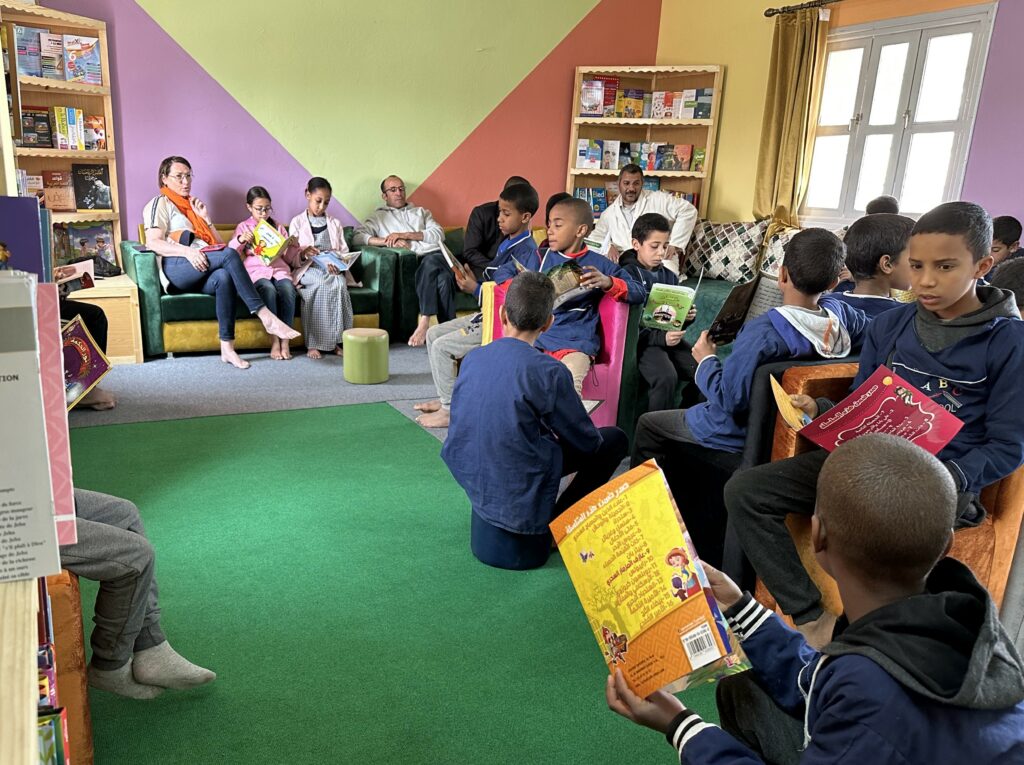 les élèves lisent des livres dans les fauteuils