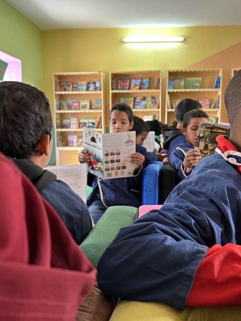 élèves lisent dans la bibliothèque de Boujdour