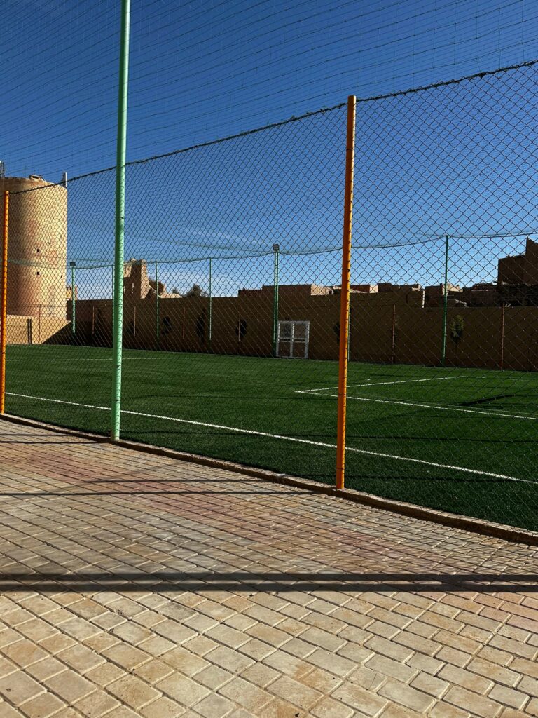 terrain de foot terminé, vu sur la pelouse synthétique du terrain de football à RIssani