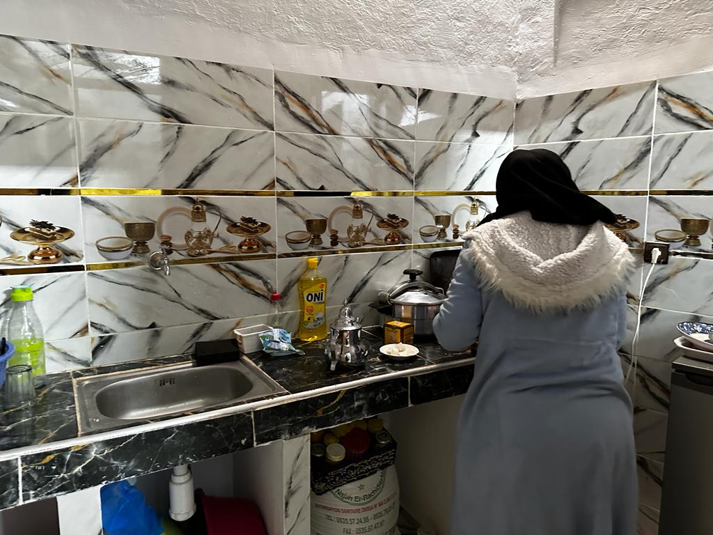une femme dans sa nouvelle cuisine grâce au projet logements décents