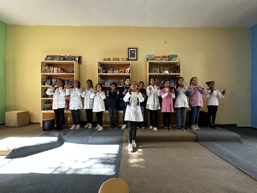 les enfants chantent en chœur lors de l'inauguration de la nouvelle bibliothèque