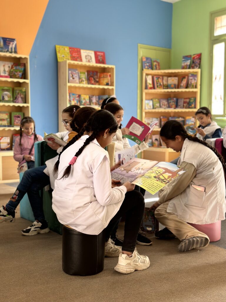 enfants lisent des livrent dans la nouvelle bibliothèque