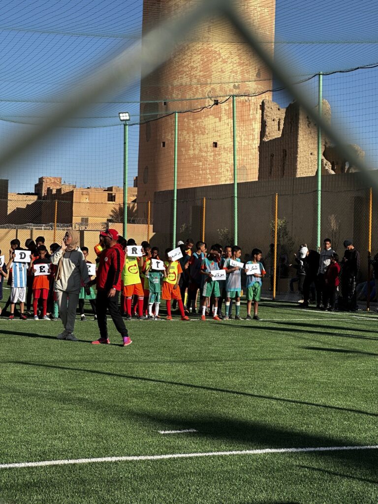 inauguration du terrain de football de RIssani. Enfants sur le terrain