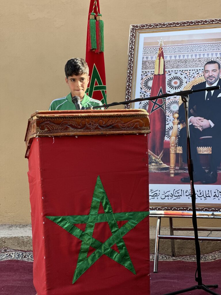 jeune garçon fait un discours lors de l'inauguration du terrain de football de Rissani