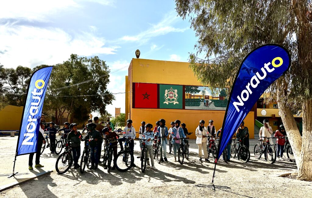 distribution de vélos norauto aux enfants lors du 4L trophy