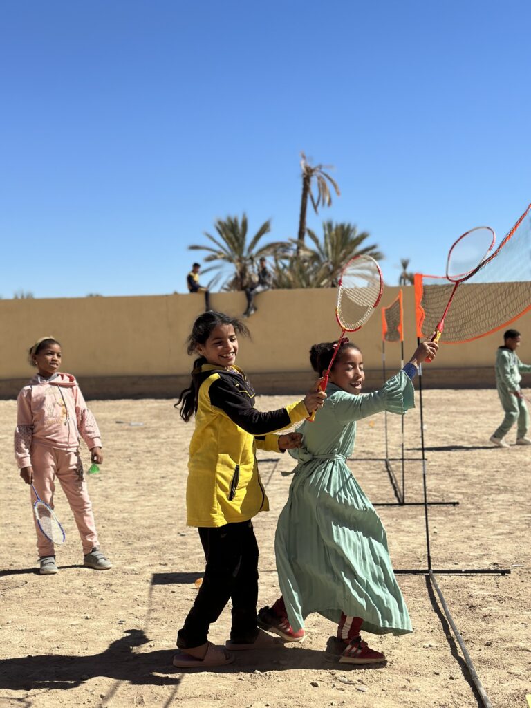 jeunes filles font du badminton lors des journées ambassadeurs du 4L Trophy
