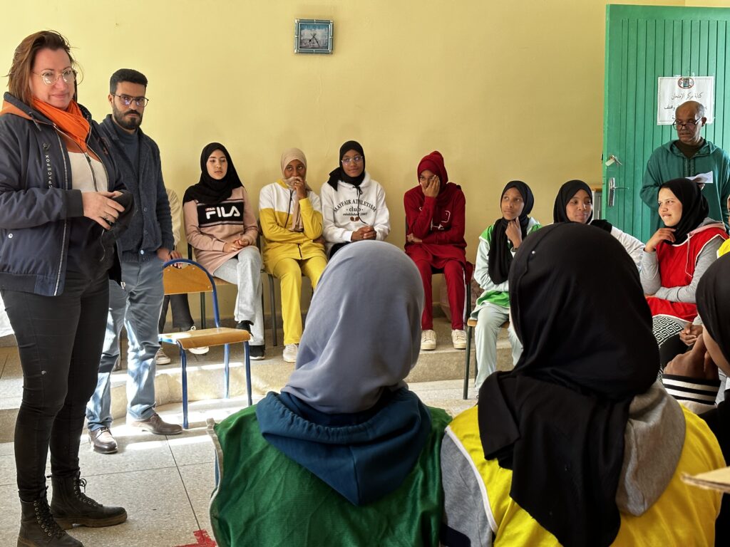 équipe enfants du désert discute avec les lycéennes lors de l'atelier de sensibilisation