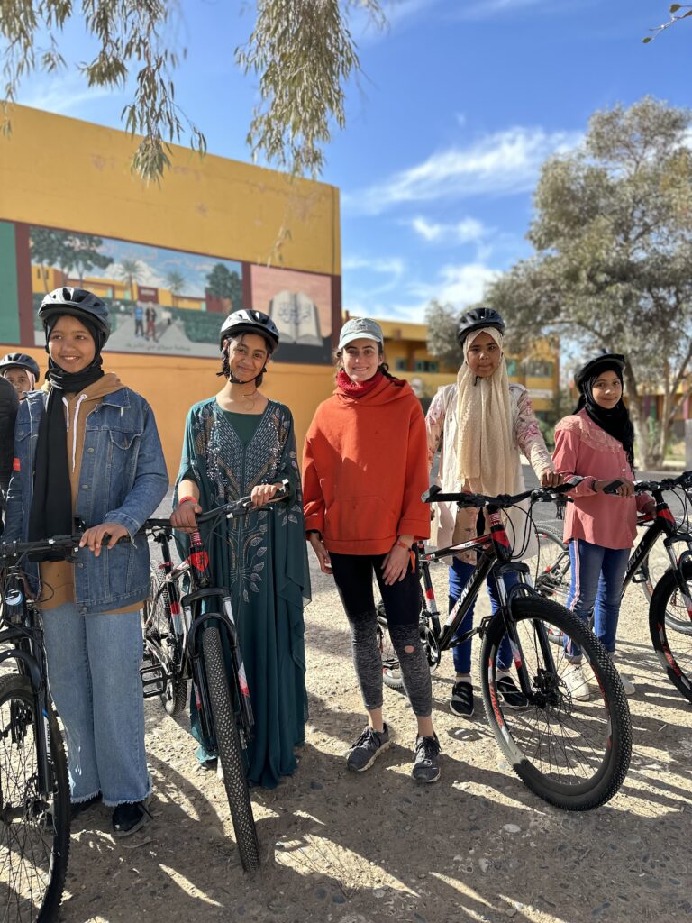 jeunes femmes avec leurs nouveaux vtt lors du don de vélos