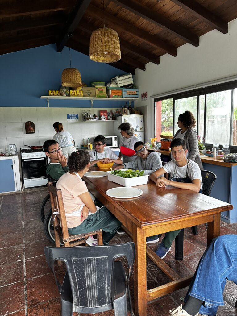 jeunes lors d'un atelier dans la cuisine adaptée grâce au soutien de la fondation carrefour