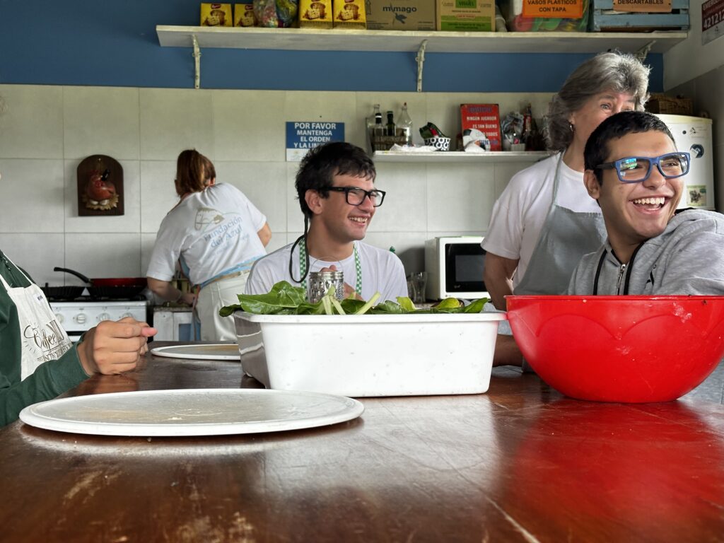 jeunes en séance d'atelier de cuisine sourire